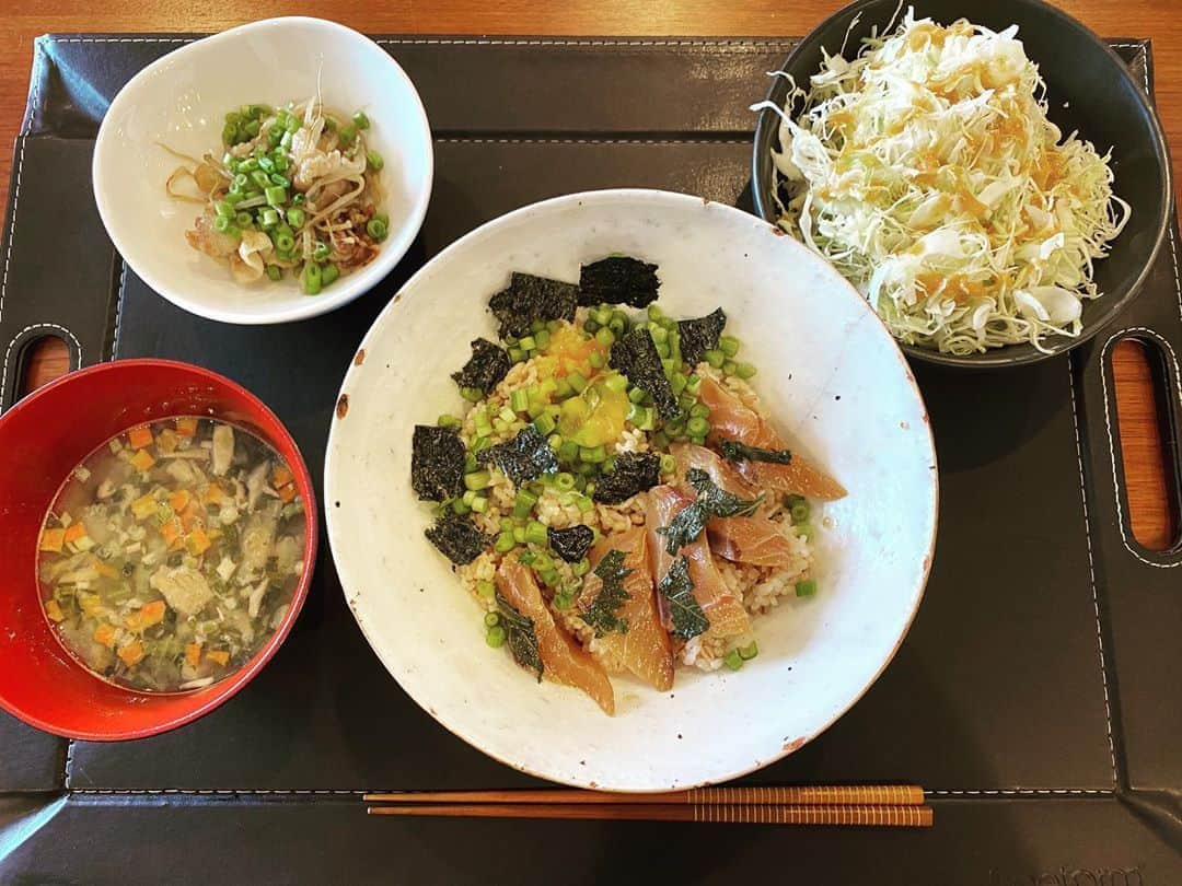 ムロツヨシさんのインスタグラム写真 - (ムロツヨシInstagram)「一昨日のスーパーの刺身の残り、 からの漬け丼、と フリーズドライの味噌汁、昨日の残りの豚もやし炒めと、 キャベツの千切り  力入れてんじゃないよ、日曜の朝メシに」5月10日 9時28分 - murotsuyoshi0123