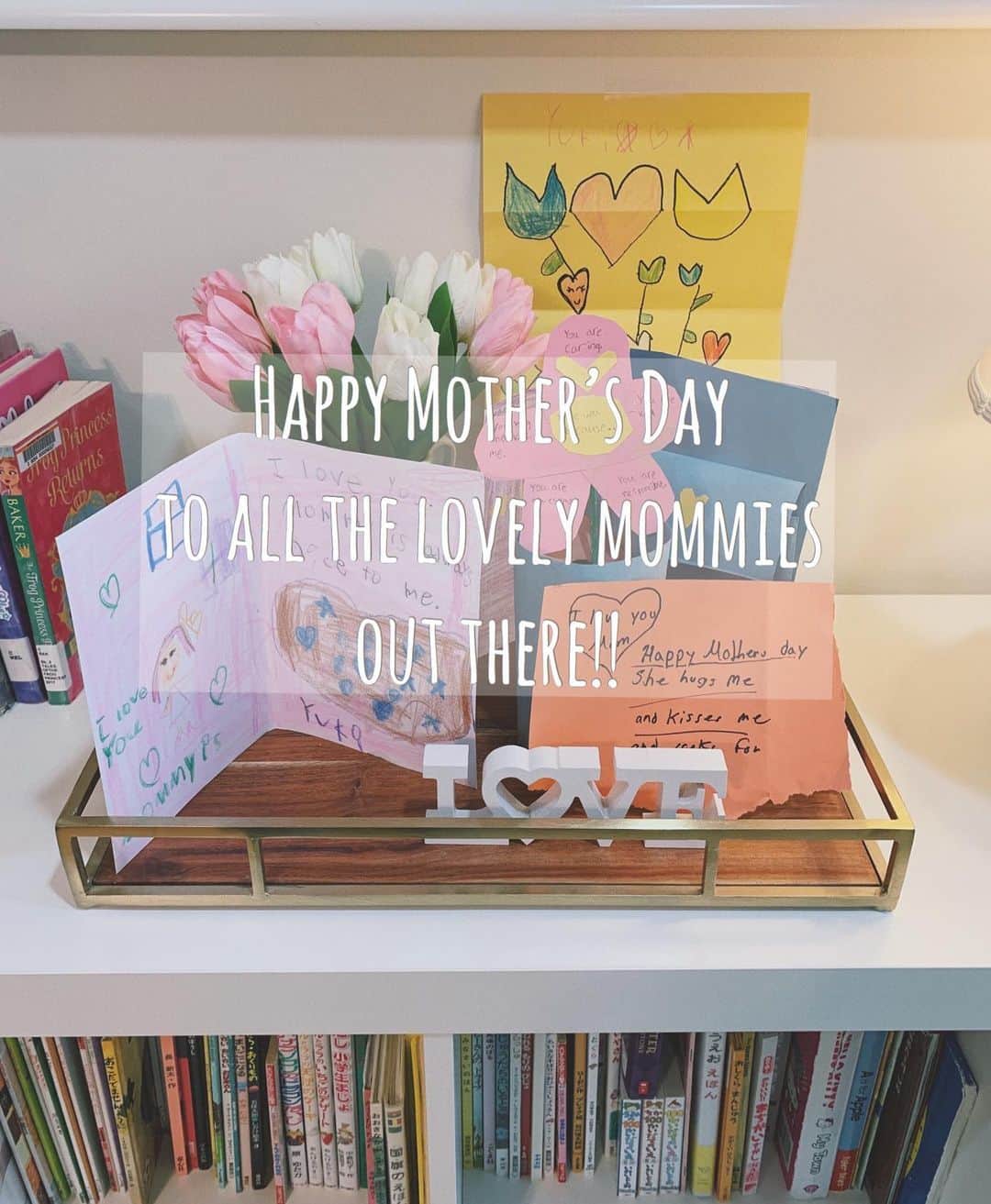 バイリンガル3兄妹のインスタグラム：「Happy Mother’s Day to all the lovely mommies out there!!!!!!! 今年の母の日は こんな状況なのでね それぞれの思いがあると思います  家族と幸せな1日を過ごすママもいれば  うちは特に何にもありません、平常運転ですってママもいるかもしれないし  散々な1日だったわって泣きたくなるママも出てきちゃうかもしれません😂 ↑↑(それは去年の私😭 #誰か私に花の一輪でもください 参照)  ママになって初めての母の日を迎える人もいれば  母を失って初めての母の日を迎える人もいるかもしれません。  先が見えない不安と闘いながら子供には頑張って笑顔を向けるママ  終わりが見えない子供との引きこもり生活に疲れが出てきてイライラしたり泣きたくなってるママ  見えないウイルスと闘いながら仕事と子育てを両立してるめちゃくちゃ頑張ってるママ  全てのママに 母の日、おめでとう♡ 毎日お疲れ様です♡」
