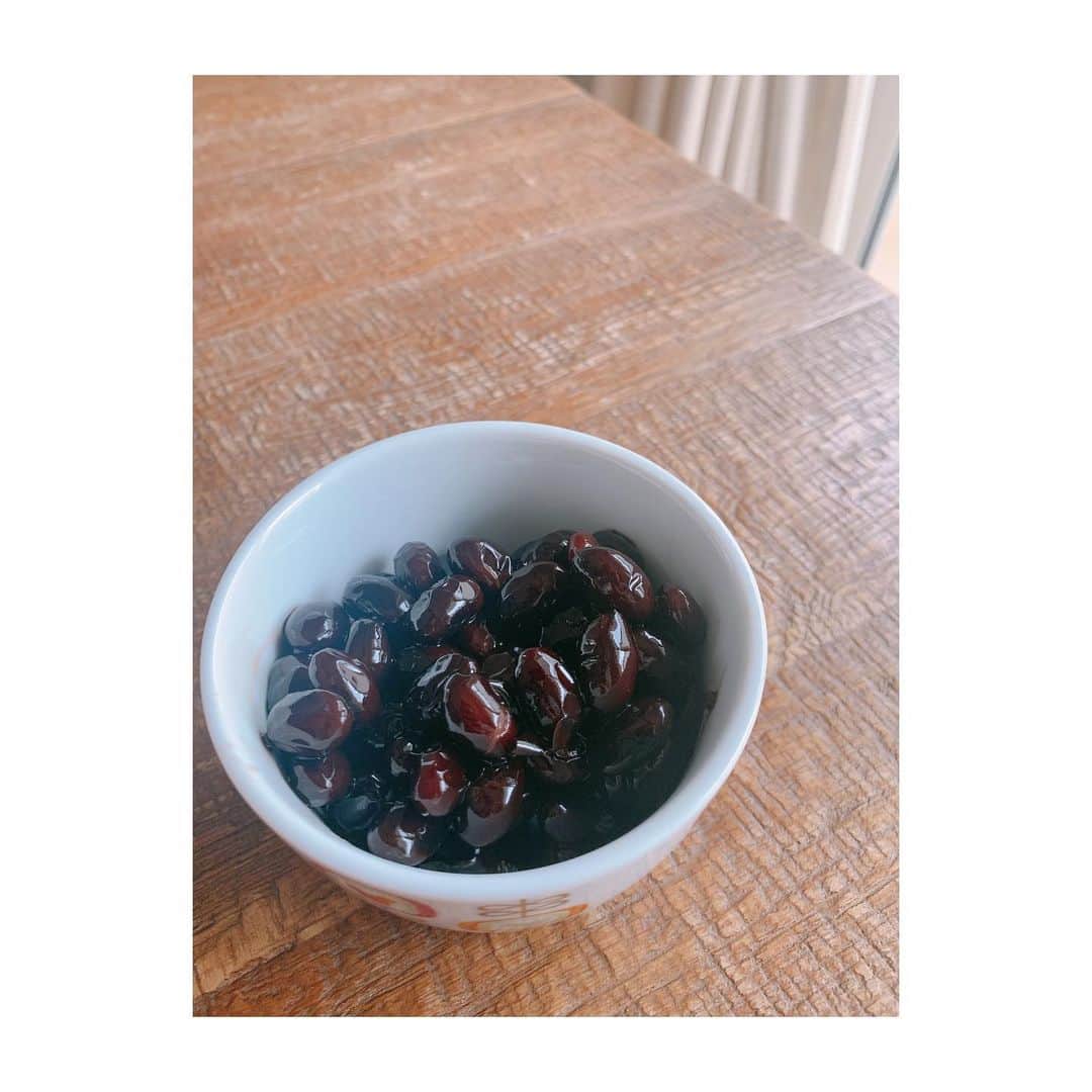 若林翔子のインスタグラム：「. . 黒豆でーきた！  #懐かしい　#母の味 #黒豆煮ました #妊娠中授乳中ほぼずっと食べてた」