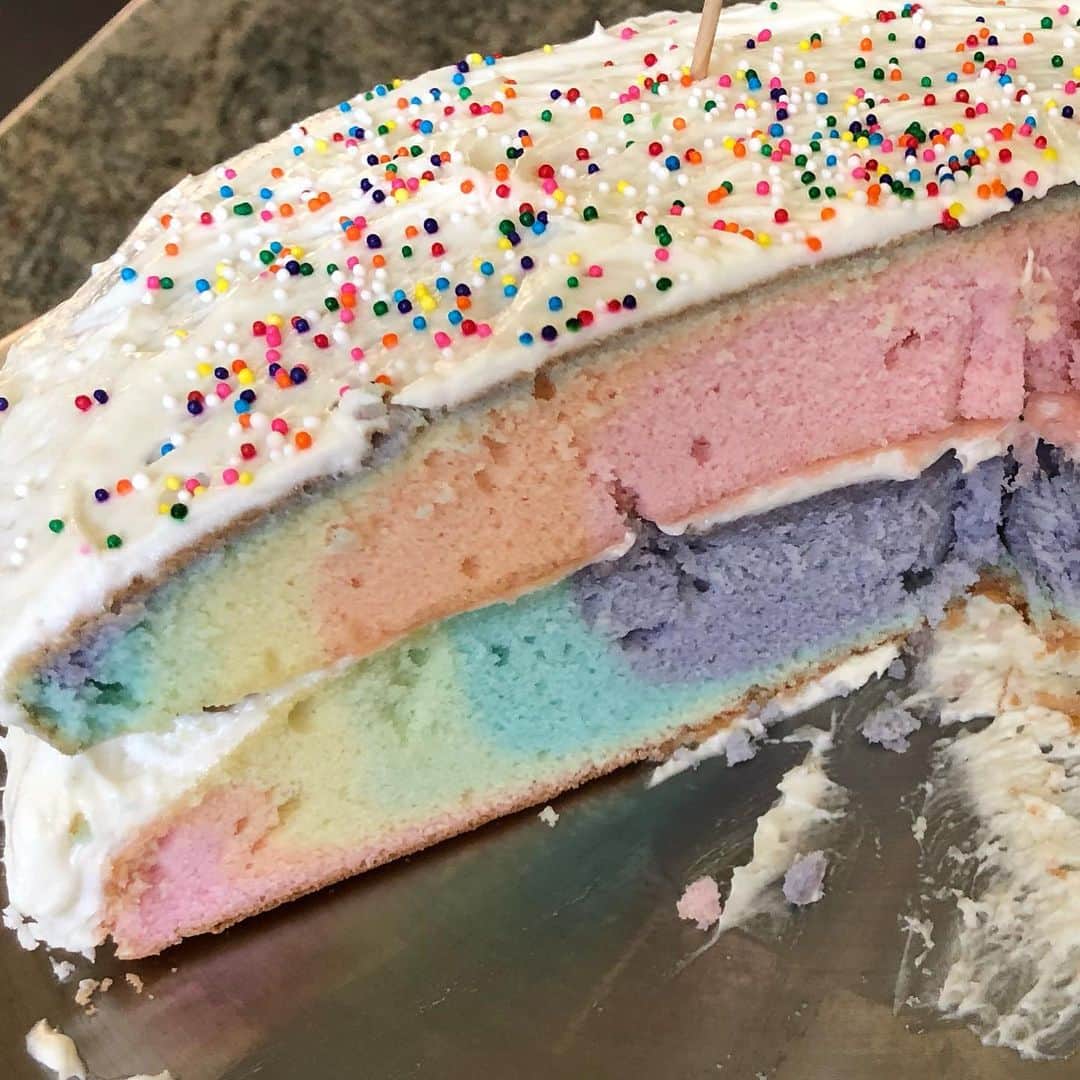 クリスティー・ヤマグチさんのインスタグラム写真 - (クリスティー・ヤマグチInstagram)「Rainbow cake 🌈🍰 #duffcakemix #sprinkles 😋」5月10日 9時44分 - kristiyamaguchi