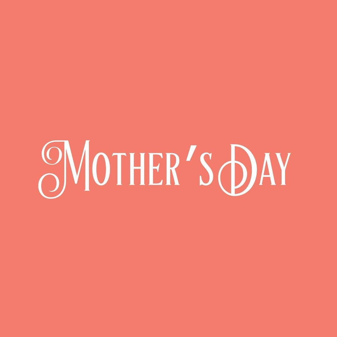 透水さらさのインスタグラム：「今日は母の日🌹﻿ ﻿ ﻿ ちゃんとした2ショットがこの写真しかなかった😂﻿ 千秋楽の写真です ﻿ めちゃくちゃ痩せてる😂 ﻿ 世の中のお母さん、お疲れ様です！﻿ そして自分にも🌹﻿ #母の日 #mothersday  #今年はカーネーション送るだけ #いつもありがとう #いつもありがとうと言われたい 笑」
