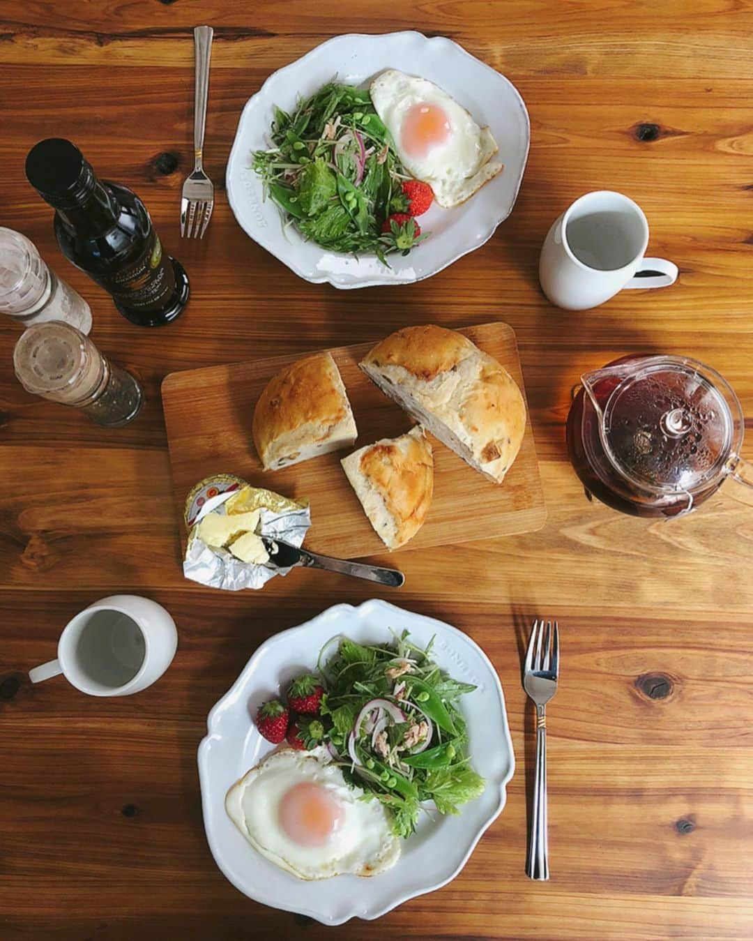 吉野千穂さんのインスタグラム写真 - (吉野千穂Instagram)「千穂飯🌿break fast. * ・目玉焼き ・ツナのグリーンサラダ ・いちご ・バターとミックスナッツのパン ・アールグレーエクストラ  サラダは水菜、セロリ、スナップエンドウ、アーリーレッド、ツナ🌱オリーブオイルと白ワインビネガー、塩胡椒でシンプルに。中途半端に余っていた野菜たちも一緒になれば立派なサラダになった☺️ 無添加なのに安くて美味しいツナ缶見つけてご機嫌です🐟 * (日曜日の朝はパンが食べたくなるのはわたしだけ？) * * #目玉焼き#卵料理#グリーンサラダ#水菜のサラダ #ツナ缶#ツナ缶レシピ#無添加食品#信濃屋 #日曜日の朝#日曜日の朝ごはん#パン #簡単レシピ#作り置き#作り置きレシピ#常備菜 #千穂飯#管理栄養士ごはん#管理栄養士 #おうちごはん#毎日ごはん#朝ごはん#お昼ごはん#晩ごはん #今日のごはん #吉野千穂#モデル#フードスタイリスト」5月10日 9時46分 - chiho_yoshino