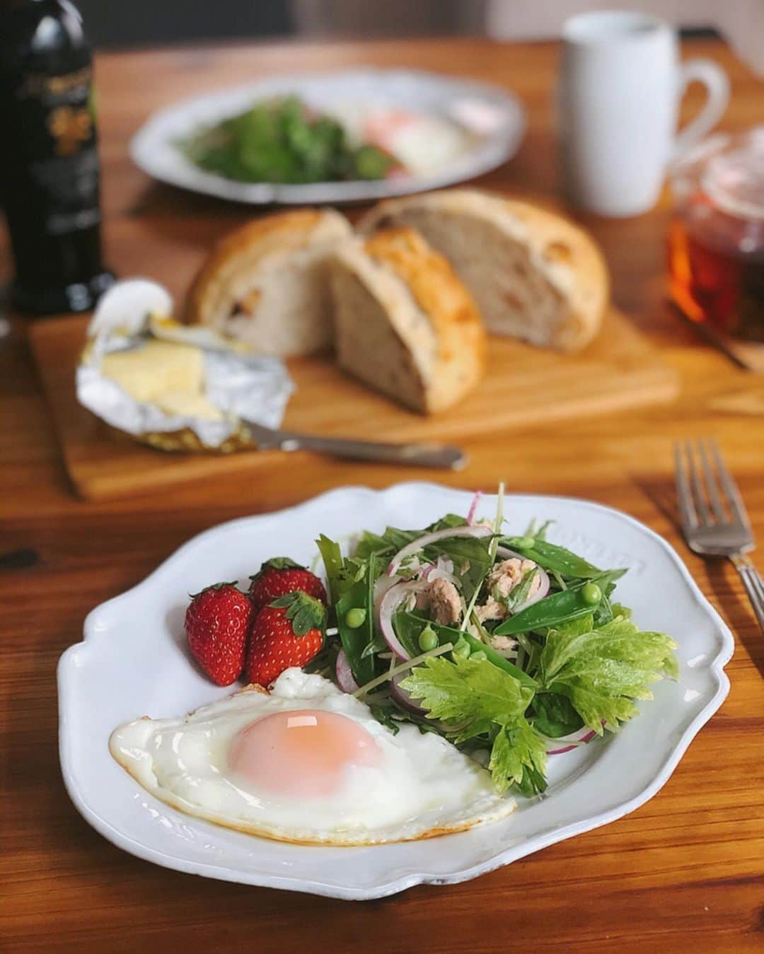 吉野千穂さんのインスタグラム写真 - (吉野千穂Instagram)「千穂飯🌿break fast. * ・目玉焼き ・ツナのグリーンサラダ ・いちご ・バターとミックスナッツのパン ・アールグレーエクストラ  サラダは水菜、セロリ、スナップエンドウ、アーリーレッド、ツナ🌱オリーブオイルと白ワインビネガー、塩胡椒でシンプルに。中途半端に余っていた野菜たちも一緒になれば立派なサラダになった☺️ 無添加なのに安くて美味しいツナ缶見つけてご機嫌です🐟 * (日曜日の朝はパンが食べたくなるのはわたしだけ？) * * #目玉焼き#卵料理#グリーンサラダ#水菜のサラダ #ツナ缶#ツナ缶レシピ#無添加食品#信濃屋 #日曜日の朝#日曜日の朝ごはん#パン #簡単レシピ#作り置き#作り置きレシピ#常備菜 #千穂飯#管理栄養士ごはん#管理栄養士 #おうちごはん#毎日ごはん#朝ごはん#お昼ごはん#晩ごはん #今日のごはん #吉野千穂#モデル#フードスタイリスト」5月10日 9時46分 - chiho_yoshino