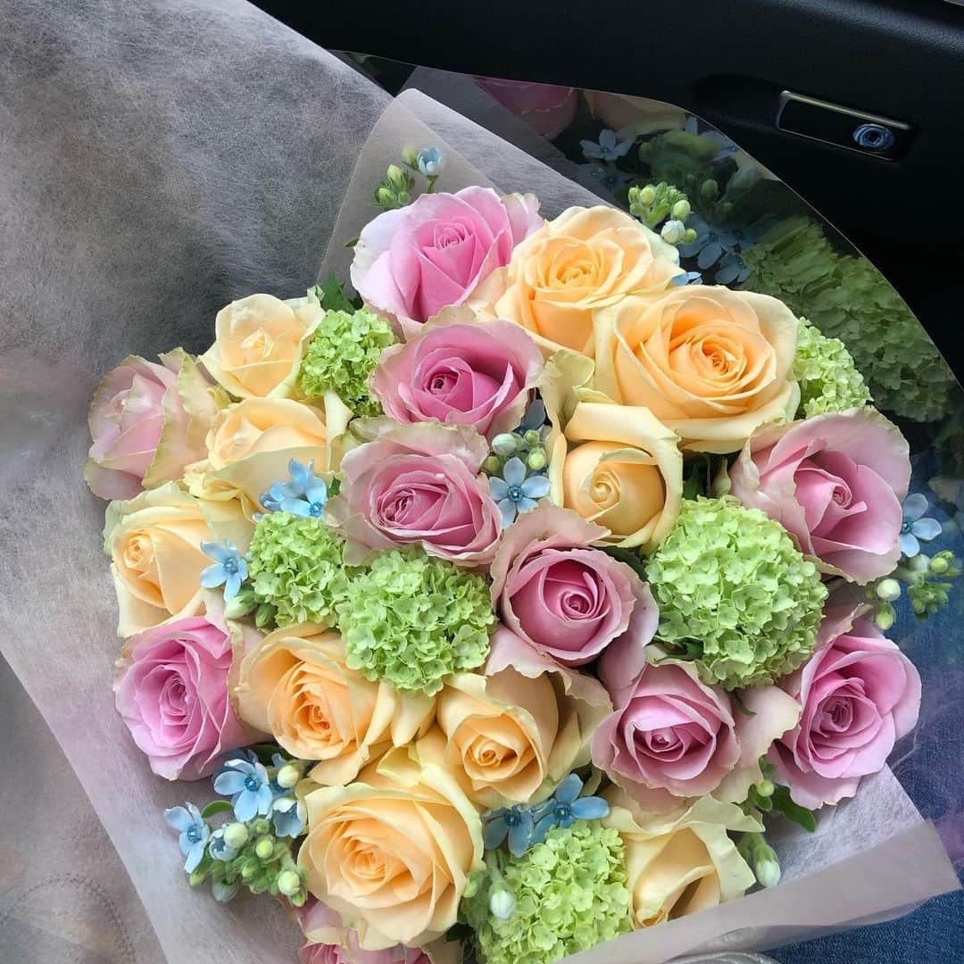 英玲奈さんのインスタグラム写真 - (英玲奈Instagram)「#母の日 会えない実母には、美味しいものを送りました。 義母は徒歩2分くらいの場所に住んでいるので、お花をお届けに。 私のお気に入りのお花屋さんは一本売りではなく束売りで、 花束も自分でセレクトして作ってもらうの。 義母は、 #カサブランカ が好きなので毎年カサブランカにしていましたが、 今年はちょっと変えてカラフルな花束にしました。 2色のバラをメインにグリーンと差し色にブルーを。 ペーパーは薄ピンクでリボンはくすんだブルーにしました。 今はなかなか会えないけど、だからこそ2人の母の偉大さを感じます。 #いつもありがとうございます」5月10日 9時53分 - erena_erenyan