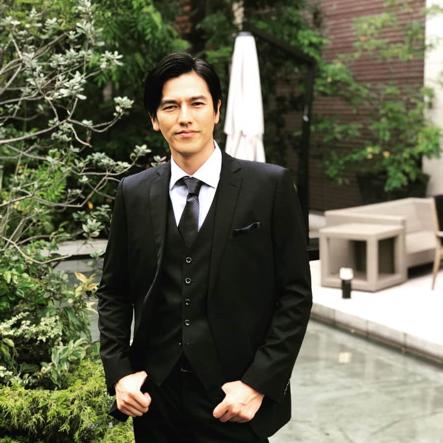 要潤さんのインスタグラム写真 - (要潤Instagram)「本日、夜9時からテレビ朝日「白日の鴉2」に出演します。  交番巡査と老弁護士のコンビがあらゆる事件を解決する物語。 僕は街の再開発を進める不動産会社の2代目社長を演じます。  伊藤さんと寺尾さんとの久しぶりの共演はとっても刺激的でした。  監督の土方さんとは映画「謎解きはディナーのあとで」以来のお仕事で、あの頃の懐かし話に華を咲かせながらのお仕事でした。  撮影は去年の夏に行われたので、ようやく皆さんにお目見え出来て嬉しいです。  再放送ではないので、逆に新鮮な気持ちでご覧頂けると思います。(何が逆かわからないけど　笑)  お楽しみに！ #テレビ朝日 #白日の鴉2 #伊藤淳 #寺尾聡 #要潤」5月10日 9時55分 - jun_kaname_official