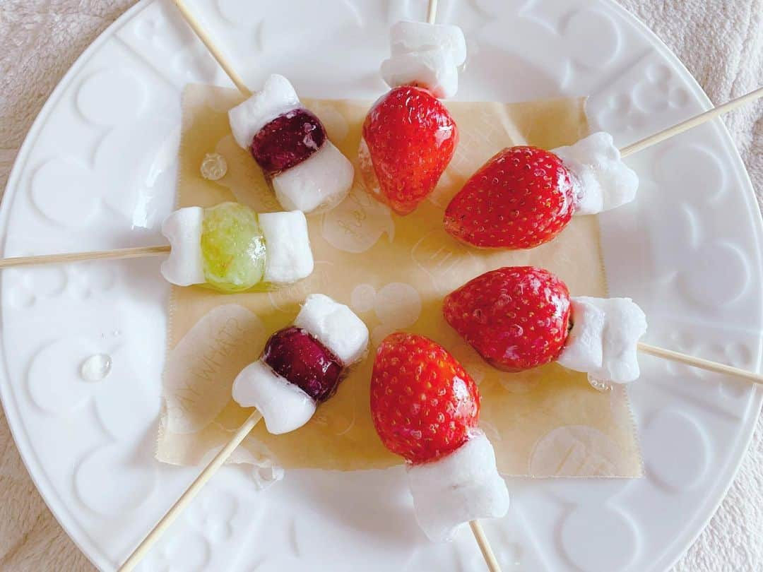 河合くるみさんのインスタグラム写真 - (河合くるみInstagram)「・ ・ いちごあめとぶどうあめ🍓🍇 朝から作ったよ〜 ・ 2回目なんだけどフライパンで作りました🍳 ・ ・ 飴にするといちごの甘さ増す❕ ・ ・ マシュマロは食べるときにカリッとあめわれたら 中身溶けてて伸びるから 甘党さんにおすすめ〜🤍 ・ ・ #いちごあめ #ぶどうあめ #フルーツ飴 #マシュマロ #マシュマロ飴 #いちご #ぶどう #お菓子作り」5月10日 9時57分 - 6v6_krm