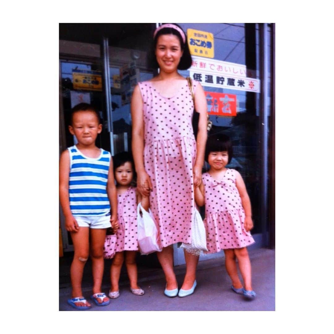 塚本直のインスタグラム：「#happymothersday  何年か前にもこの写真出した気がするけど。 やっぱりこれが好き🌷 私と姉の服をお揃いでよく手作りしてくれた。  さらに自分もお揃いってすごい。笑 . .  #裁縫上手 これだけは私はなれない。 #thankyoumama #allovertheworld」