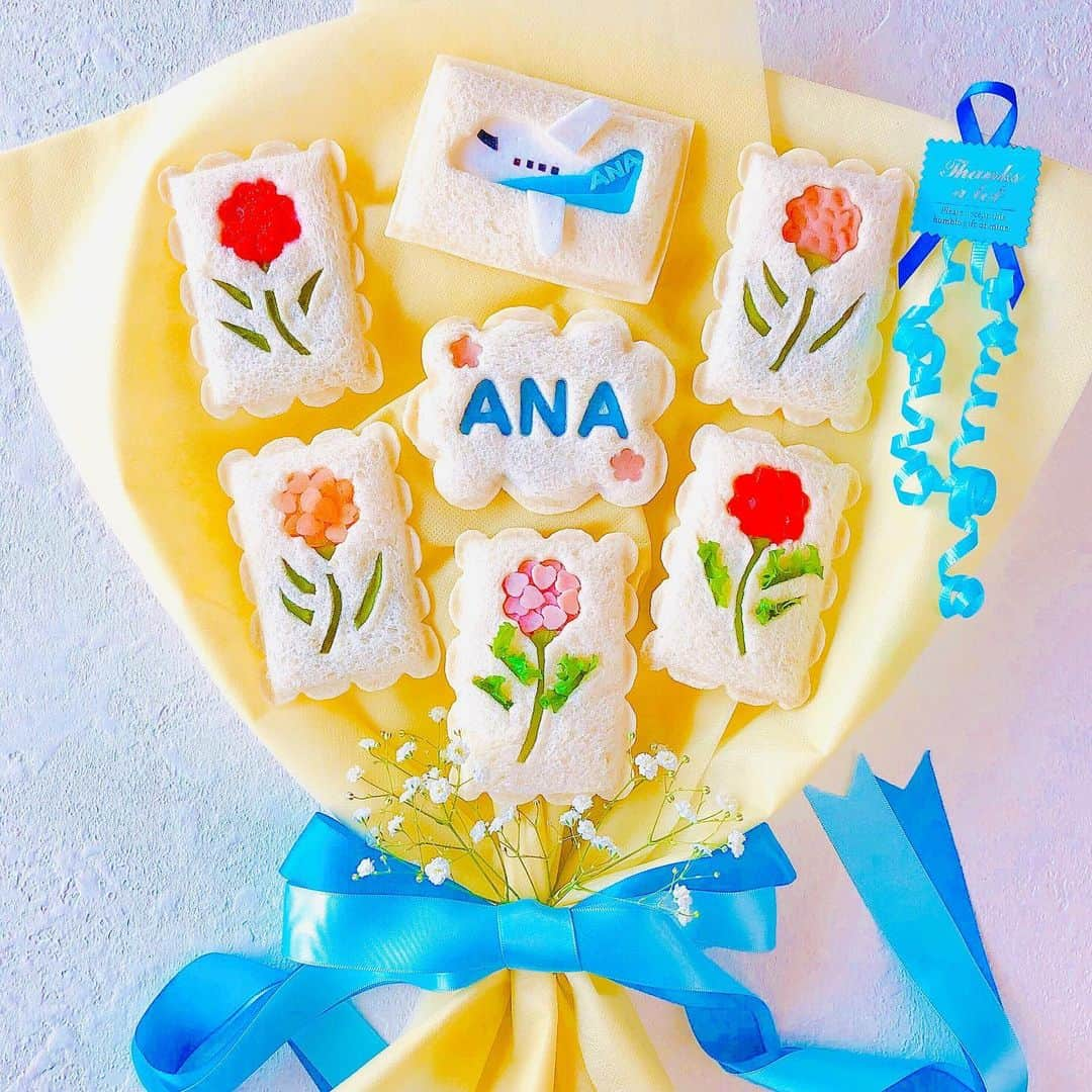 ANAさんのインスタグラム写真 - (ANAInstagram)「Happy Mother’s Day ♥️ ﻿ #今日は母の日 #5月10日 #おかあさんありがとう #感謝の気持ちを伝えて #カーネーション #飛行機 #雲 #花束 #ブーケ #おうちごはん #おうちでつくろう #サンドイッチ #ハム #ミニトマト #いちご #フリルレタス  #色とりどり #飾りつけ #anaタビキブン  #mother's day #carnation #mother #sandwich #bouquet #decoration #foodart  #colorful  #thankyoualwaysmother #ana_jp ﻿ ﻿ 旅の思い出は「#anaタビキブン」をつけて投稿してね☺インスタやANAの各メディアでご紹介していきます✈」5月10日 9時59分 - ana.japan