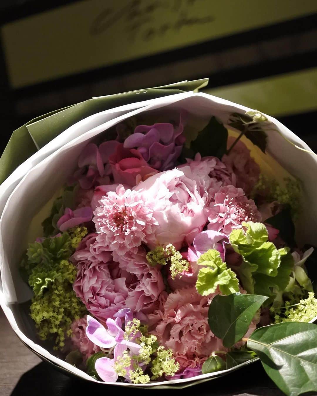 Palace Hotel Tokyo / パレスホテル東京さんのインスタグラム写真 - (Palace Hotel Tokyo / パレスホテル東京Instagram)「近くにいても、離れていても、感謝の気持ちを。素敵な#母の日 になりますように。 Happy Mother’s Day to all the wonderful moms in the world!  @Christian_Tortu #お母さんありがとう #感謝の気持ち #花束 #フラワーアレンジメント #花のある暮らし #花のある生活 #丸の内 #パレスホテル東京　#mothersday #happymothersday #thankyou #thankyoumom #flowerarrangement #bouquet #ChristianTortu #Marunouchi #PalaceHotelTokyo」5月10日 10時00分 - palacehoteltokyo