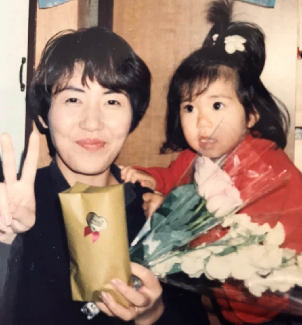 芳賀舞波のインスタグラム：「.﻿ Happy  Mother's Day💐﻿ ﻿ 今日は世界中のお母さんが感謝される日。﻿ お母さんって本当にすごいですよね。﻿ 何も言わなくても分かってくれているというか、﻿ 全てお見通し。﻿ ﻿ 小さい頃はお父さんに似てるね！﻿ としか言われなかったけれど、﻿ ここ数年で表情がお母さんにも似てるね！﻿ とも言われる事が増えてとても嬉しい😊﻿ ﻿ ﻿ 親であり、人生の先輩であり、友達でもある。﻿ 強く優しく、そしてポジティブ。﻿ いつまでも特別な存在。﻿ ﻿ ﻿ お母さんにこれからも﻿ Happyな日々が訪れますように…😌❤️﻿ ﻿ ﻿ いつもありがとう。﻿ 大好きよ。﻿ ﻿ . ﻿ ﻿ #母の日　#mothersday﻿ #感謝﻿ #十何年前の写真﻿ #幼少期シリーズ﻿ #今ではこんなに大きくなりました﻿ #なりすぎました」