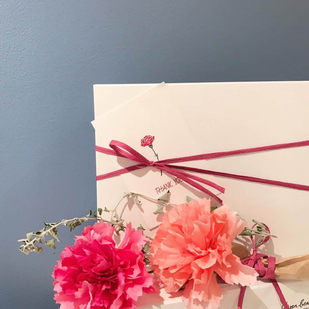 のインスタグラム：「⠀ ⠀ ⠀ ⠀ ⠀ mother's day...💐 ⠀ ⠀ ⠀ ⠀ ⠀ いつもありがとうの気持ちを込める、1年に1度の特別な日。素敵なひとときを贈りませんか。 ⠀ ⠀ ⠀  #greenbeantobarchocolate  #beantobar #japanesebeantobar #chocolat #chocolate #craftchocolate #allhandmade #nakameguro #tenjin #cacao #カカオ #グリーンビーントゥバーチョコレート #中目黒  #日本橋 #天神 #チョコレート #ビーントゥバー #カフェ #ボンボンショコラ #生チョコレート#母の日#mothersday#stayhome#stayhomewithchocolate」
