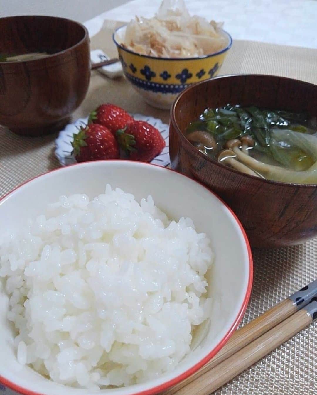 にんべん　おだしでキレイ習慣さんのインスタグラム写真 - (にんべん　おだしでキレイ習慣Instagram)「こんにちは☀️﻿ 今日は @puripuriosiri さんの投稿をご紹介します🐟✨﻿ にんべんだしアンバサダーからのお料理リレー投稿に参加されています😋💓﻿ かつお節やおだしを味わえる素敵な朝食ですね🥰﻿ ﻿ #おだしでおうち時間﻿ #だしのある生活﻿ ﻿ .﻿ .﻿ .﻿ ﻿ ﻿ ﻿ #breakfast ﻿ #rice﻿ #soysoup ﻿ #katsuobushi ﻿ #strawberry﻿ #japanesebreakfast ﻿ #dashi#ninben .﻿ .﻿ .﻿ #朝ごはん ﻿ #炊きたてご飯 #ガスご飯 ﻿ #小松菜しめじ玉ねぎのお味噌汁﻿ #おかかご飯 #おかかバター﻿ #とちおとめ ﻿ #仕事行ってきまーす﻿ .﻿ .﻿ .﻿ .﻿ にんべんだしアンバサダーのお仲間﻿ @odasi_oisii さんからバトンをいただきました✨﻿ @mitsuuuh さんからもいただき、２回目の挑戦になりまーす♪﻿ .﻿ .﻿ . 【一緒に作ろう！一緒に食べよう！ご飯と味噌汁バトン🎶】﻿ ================﻿ 参加は簡単！3ステップ♪﻿ ①ご飯と味噌汁を作ってみよう！﻿ ②使った料理の写真を撮り、ハッシュタグ﻿ ﻿ #いっしょにつくろう#いっしょに食べよう#いっしょにチャレンジ#みんなにありがとう#うちで過ごそう﻿ を忘れずに、SNS(Facebook/Instagram)で投稿﻿ ﻿ ③好きな3人の友達をタグ付け﻿ ﻿ この投稿をコピーしてバトンをまわす。﻿ ================ #にんべんだしアンバサダー ﻿ #薫る味だし ﻿ #桜香る花かつお﻿ #にんべん#にんべん新商品﻿ ﻿ ﻿」5月10日 10時13分 - ninben.dashiambassador