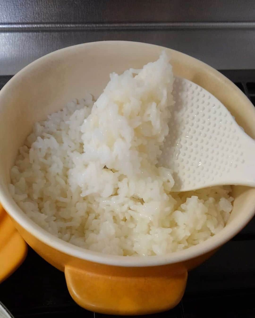 にんべん　おだしでキレイ習慣さんのインスタグラム写真 - (にんべん　おだしでキレイ習慣Instagram)「こんにちは☀️﻿ 今日は @puripuriosiri さんの投稿をご紹介します🐟✨﻿ にんべんだしアンバサダーからのお料理リレー投稿に参加されています😋💓﻿ かつお節やおだしを味わえる素敵な朝食ですね🥰﻿ ﻿ #おだしでおうち時間﻿ #だしのある生活﻿ ﻿ .﻿ .﻿ .﻿ ﻿ ﻿ ﻿ #breakfast ﻿ #rice﻿ #soysoup ﻿ #katsuobushi ﻿ #strawberry﻿ #japanesebreakfast ﻿ #dashi#ninben .﻿ .﻿ .﻿ #朝ごはん ﻿ #炊きたてご飯 #ガスご飯 ﻿ #小松菜しめじ玉ねぎのお味噌汁﻿ #おかかご飯 #おかかバター﻿ #とちおとめ ﻿ #仕事行ってきまーす﻿ .﻿ .﻿ .﻿ .﻿ にんべんだしアンバサダーのお仲間﻿ @odasi_oisii さんからバトンをいただきました✨﻿ @mitsuuuh さんからもいただき、２回目の挑戦になりまーす♪﻿ .﻿ .﻿ . 【一緒に作ろう！一緒に食べよう！ご飯と味噌汁バトン🎶】﻿ ================﻿ 参加は簡単！3ステップ♪﻿ ①ご飯と味噌汁を作ってみよう！﻿ ②使った料理の写真を撮り、ハッシュタグ﻿ ﻿ #いっしょにつくろう#いっしょに食べよう#いっしょにチャレンジ#みんなにありがとう#うちで過ごそう﻿ を忘れずに、SNS(Facebook/Instagram)で投稿﻿ ﻿ ③好きな3人の友達をタグ付け﻿ ﻿ この投稿をコピーしてバトンをまわす。﻿ ================ #にんべんだしアンバサダー ﻿ #薫る味だし ﻿ #桜香る花かつお﻿ #にんべん#にんべん新商品﻿ ﻿ ﻿」5月10日 10時13分 - ninben.dashiambassador