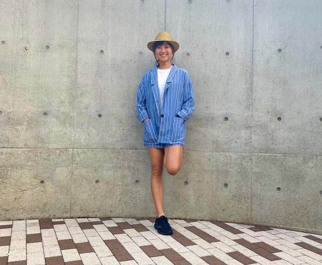 福島和可菜さんのインスタグラム写真 - (福島和可菜Instagram)「✨③✨  2枚目の脚の筋肉よ😂（笑） ㊗️無敵の白Tコーデ㊗️第三弾です✨👚✨ ①は、白Tにスウェットパンツと言うラフコーデ👖②は白Tにセットアップ☺️ もちろん今回も…‼️‼️‼️ ①②同様の、　UNIQLO990円Tシャツでのプチプラコーデです😁  シューズも同様、 MIZUNOウェーブライダー ウェーブニット3 （もちろん速く走れるマラソンシューズ） 14900円を合わせます✋  白T✖️黒スニーカーで🥰  今回も…今年のトレンド、 ショートパンツ✖️ジャケットのセットアップスタイルで☺️ 前回のセットアップとはまた違ったカラーにしてみました✨夏の爽やかコーデ✋  白T UNIQLO990円 シューズ MIZUNO14900円 セットアップ上下 3500円 ハット 5000円  の、もちろんプチプラコーデです🥰  脚の筋肉よ😂（笑）  Photo  @maimaimaimaima  #3 #ファッションショー #私服 #コーディネート #白T #Tシャツ #ユニクロ #UNIQLO #シューズ #MIZUNO #ウェーブライダー #セットアップ #筋肉 #笑 #ハット #プチプラコーデ #プチプラ #トレンド #ショートパンツ #ジャケット #style #リーズナブル #オシャレ #fashion #家の前 #おうち時間 #コーディネートはこーでねーと #楽しい #white #Photo」5月10日 10時06分 - fukushimawakana