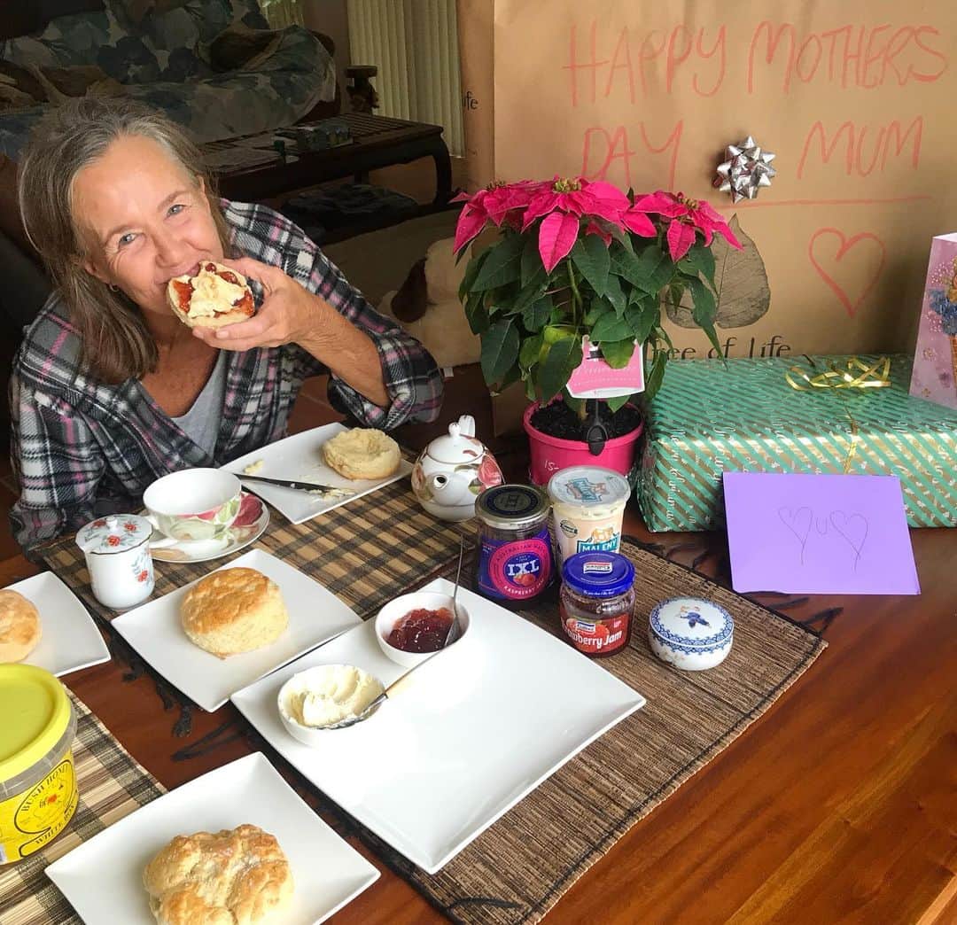 シャーニ・ヴィンソンさんのインスタグラム写真 - (シャーニ・ヴィンソンInstagram)「HAPPY MOTHER’S DAY @narellevinson 💝#breakfast #homecooking #scones #tea #jam #cream #honey #mothersday 💐☕️ 🥯🍶🍯🍓」5月10日 10時08分 - sharnivinson