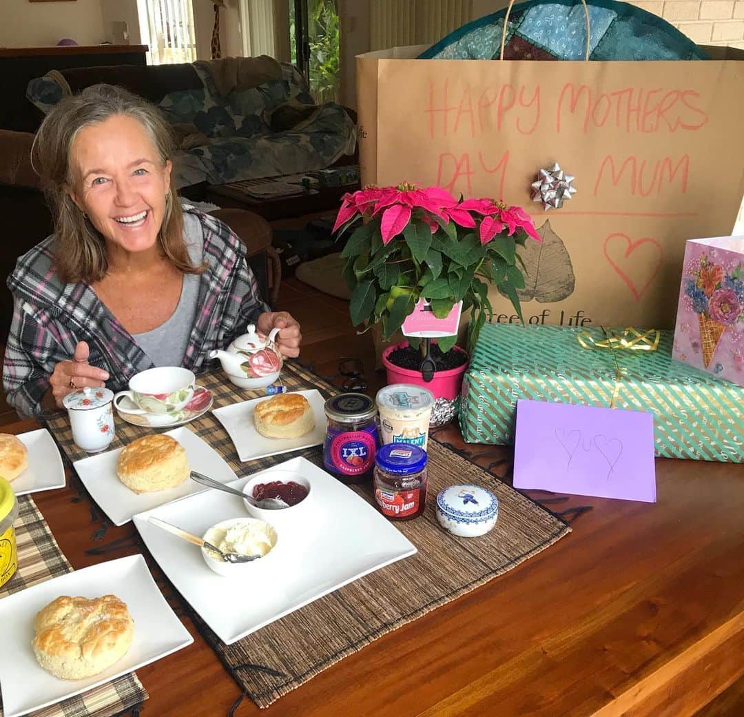シャーニ・ヴィンソンのインスタグラム：「HAPPY MOTHER’S DAY @narellevinson 💝#breakfast #homecooking #scones #tea #jam #cream #honey #mothersday 💐☕️ 🥯🍶🍯🍓」
