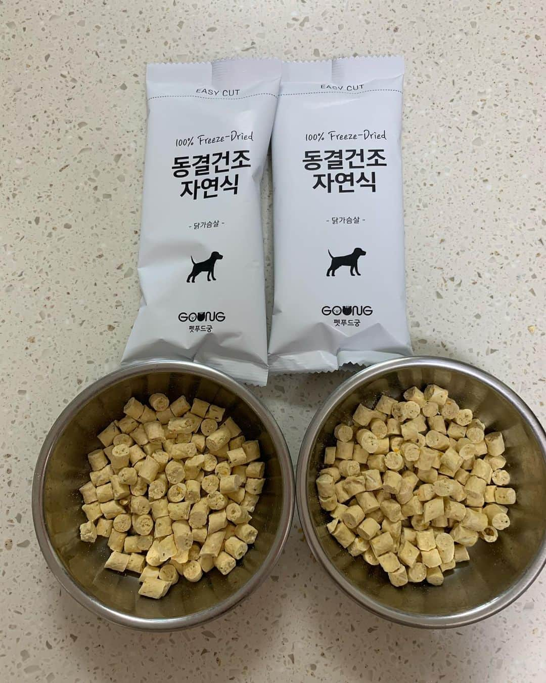 チェ・スルギさんのインスタグラム写真 - (チェ・スルギInstagram)「. 강아지친규들 안녕 우린 상추배츄 🥬🐶❤️ . 동결건조맘마 기호성테스트 해봤는데  짱맛이떠👍🏻😆 . . 나 배추는 입맛이 아주 까다로운 댕댕인데  일반맘마랑 다르게  알갱이도 밝고고운입자에  맛있는냄새가 난다구🐶 . 방부제없이 자연그대로의 재료를 사용한다니 언니한테 맛있는 맘마로  바꿔달라고 해야겠다멍🐶 . .  #펫푸드궁 #강아지사료 #동결건조 #강아지동결건조 #닭가슴살사료 #ad」5月10日 10時39分 - angel9028