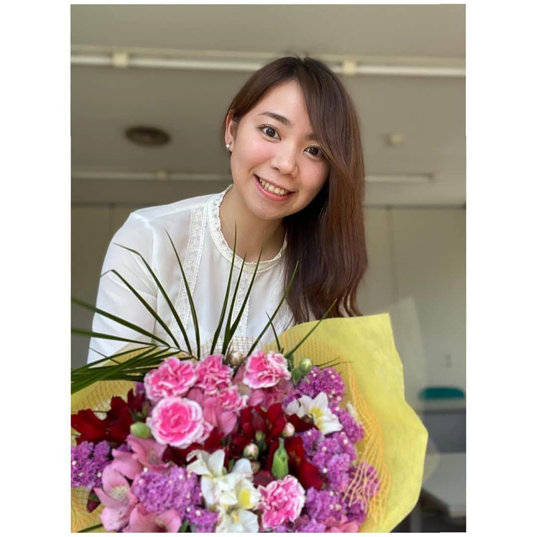 谷藤博美のインスタグラム：「みなさんは花を人に贈るときに  花の種類、色、なにを気にして選びますか？🌼﻿ ﻿ 私は相手の好きな花やイメージカラーで選ぶ事も多いのですが﻿ ﻿ 花言葉の意味を調べて﻿ メッセージを託すことがあります。﻿ ﻿ 母の日に送ることが多い﻿ ﻿ カーネーション﻿ ﻿ 色によって様々な意味があります😊﻿ ﻿ 諸説ありますが一般的には﻿ ﻿ 💖ピンク色💖﻿ あたたかい心。﻿ 感謝。美しいしぐさ。﻿ ﻿ ❤️赤色❤️﻿ ﻿ 母への愛　母の愛　感動﻿ ﻿ 🤍白🤍﻿ 純粋な愛　﻿ 私の愛は生きています﻿ 尊敬﻿ ﻿ などなど...!!!﻿ ﻿ ﻿ 以外と知らない花言葉もあったりするので、﻿ ﻿ おうち時間🏠に﻿ ﻿ 贈る花、貰った花、家の庭の花、﻿ ﻿ 花言葉を調べるのも﻿ ﻿ 結構時間が潰せるのでオススメです😊🌼﻿ ﻿ #アナウンサー　#谷藤博美　#花言葉　#花束　#花のあるくらし #fowers #カーネーション　#北海道放送　#花に癒される　#おうち時間」