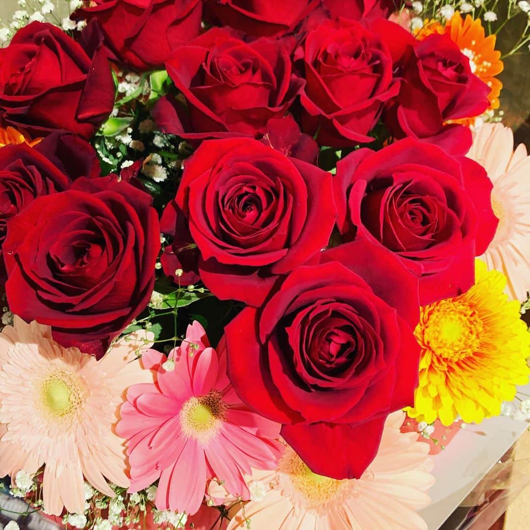 佐伯三貴のインスタグラム：「今日は母の日💐  いつも  味方でいてくれて  怒ってくれて  一緒に悩んでくれて  泣いてくれて  喜んでくれて  笑ってくれて  まだまだ数え切れないくらいの感謝を母に捧げます🥰💐 これからも宜しくお願いします❤️ Today is Mother's Day.❤️ Respectful Mother💐  #母の日 #mothersday」