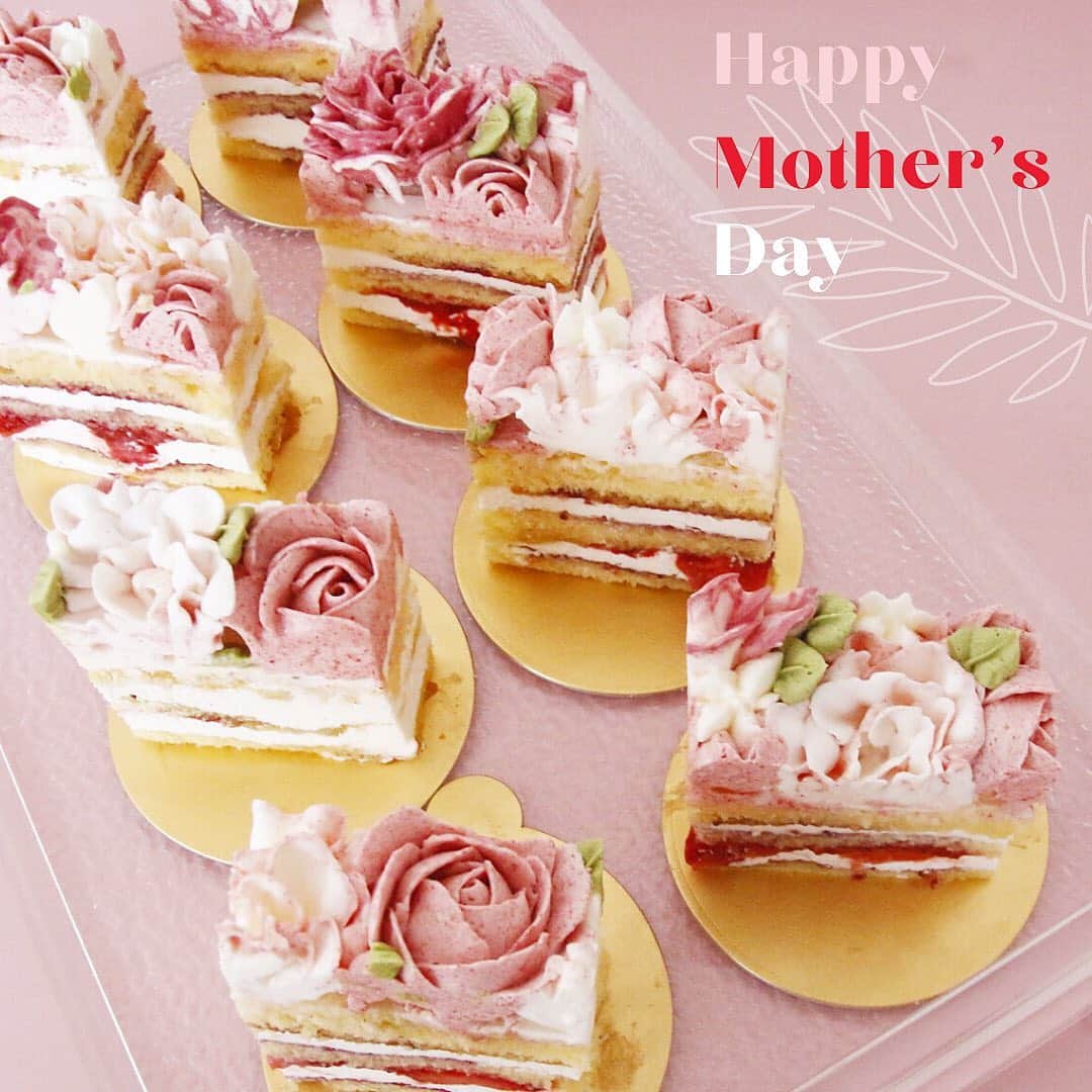 日本サロネーゼ協会さんのインスタグラム写真 - (日本サロネーゼ協会Instagram)「Happy Mother's day🌸  JSAプロデュースカフェ @cuicui_ashiya  では、フラワーケーキが連日大人気！作っても作っても売り切れてしまい、うれしい悲鳴です🥺✨ 見た目がかわいくておいしいJSAフラワーケーキは、冷凍ができるので、レッスンはもちろん販売にもおススメですよ😊 口溶けがよく軽い食感のバタークリームを使用しているので、お味もとっても好評です😊 こちらのケーキは、間に自家製いちごソースが入っていて、お花→いちご味、葉っぱ→抹茶味にしあげています✨ . JSAフラワーケーキは、オンラインで、ご自宅にいながら資格取得が可能です。  手作りケーキをグレードアップさせて、好きを仕事にしませんか？ #おうちで資格取得  #オンライン資格取得  #flowercake #バタークリーム #buttercream #buttercreamicing #flowercakes #buttercreamflower #flowercakeclass #フラワーケーキレッスン #デコレーションケーキ #JSA #サロネーゼ協会#フラワーケーキレッスン #flowercakeclass#ウェディングケーキ#weddingcake#플라워케이크#앙금플라워#앙금플라워케이크#러넌큘러스#컵케이크#앙금플라워케익#앙금꽃#韓式唧花#韓式裱花#裱花蛋糕」5月10日 10時43分 - japan.salonaise.association