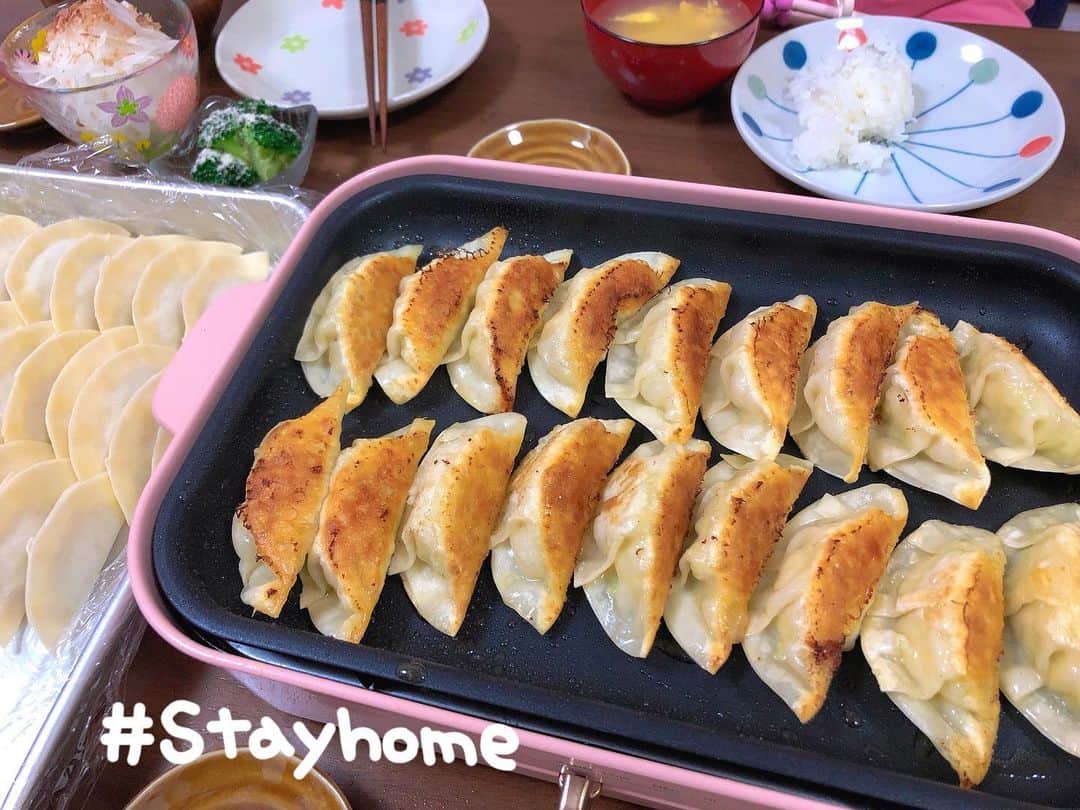 南まりかのインスタグラム：「. フライパンで焼くより美味しい気がする、BRUNOで餃子🥟  鶏胸肉をフードプロセッサーでミンチにして、鶏胸餃子にしたよ✨  お水入れて蒸し焼きにして、蓋を開けてごま油入れてこんがり焼き色を付ける。 フライパンで焼くのと同じ工程👍  昨日はこの餃子を食べるラー油と一緒にいただきました🍴  #bruno #ホットプレート料理 #鶏胸餃子  #鶏胸肉レシピ #フードプロセッサー大活躍  #女の子のママ #食べるラー油最強説」