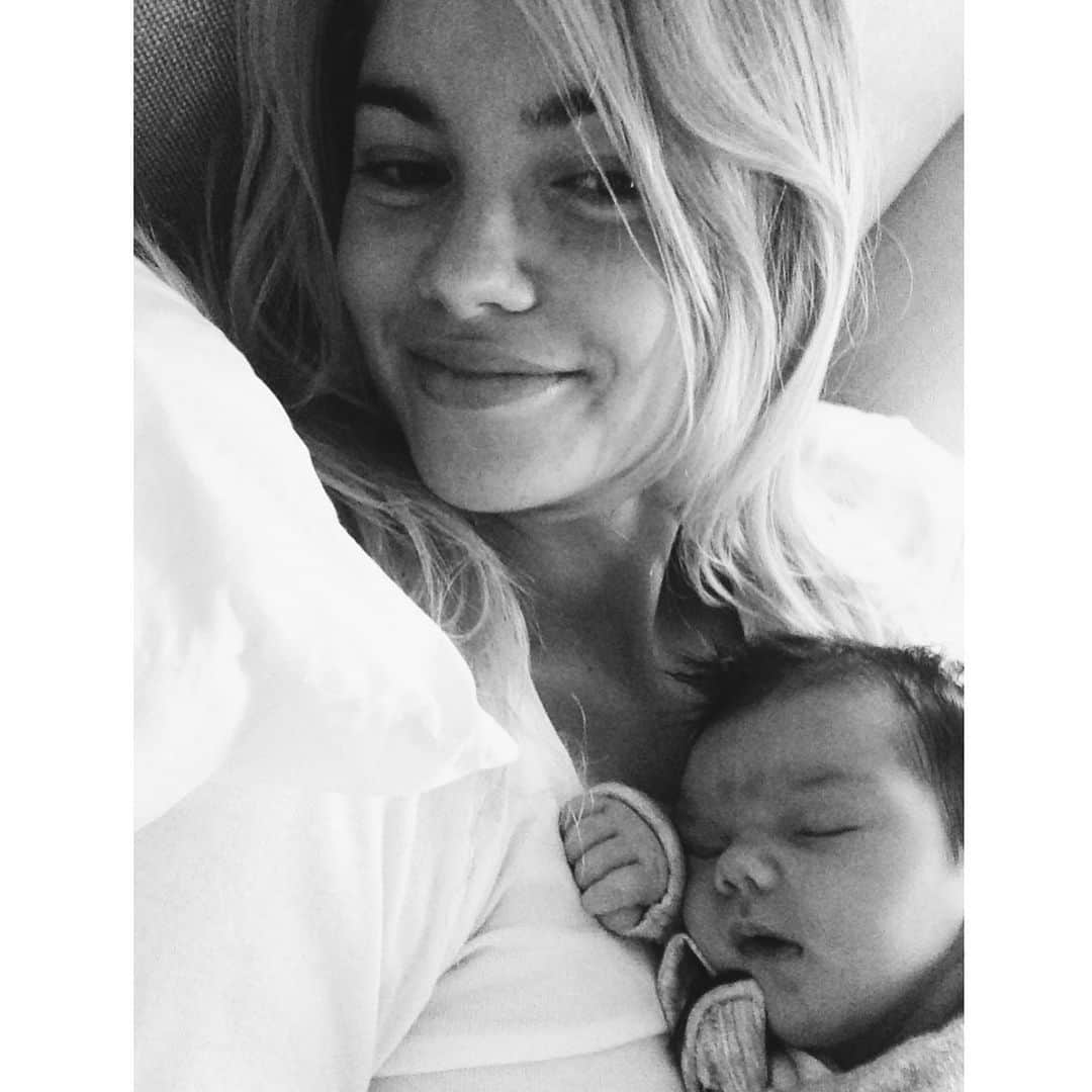 エリーズ・テイラーのインスタグラム：「My whole world from day one.」