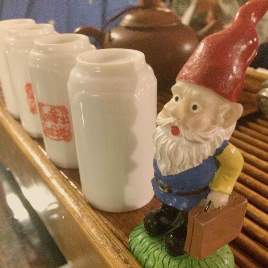 横山エリカさんのインスタグラム写真 - (横山エリカInstagram)「Mr. Gnome is in Taiwan indeed🍃He took a trip to Jiufen, a small village in the mountains🎋The red lanterns glow beautifully at night, and it's very much similar to the village in Spirited Away🏮He also visited one of the teahouses and enjoyed multiple cups of tea the Taiwanese way🍵 . . . ノームさん、台湾にいます🍃台北北部の山間に位置する九份へやってきました🎋日が暮れると赤提灯が輝き、「千と千尋の神隠し」のような世界が広がります🏮茶芸館でいただく台湾茶も欠かせません🍵  #gnome #gardengnome #travellinggnome #whereismygnome #worldtraveller #roaminggnome #gnoming #gartenzwerge #freethegnome #missinggnome #amelie #travellingwithoutmoving #whereintheworldismrgnome #taiwan #taipei #jiufen #spiritedaway #ノーム人形 #ガーデンノーム #庭小人 #旅するノーム #旅するガーデンノーム #アメリ #世界旅行 #ひとり旅 #台湾 #台北 #九份 #千と千尋の神隠し」5月10日 11時02分 - erika0630