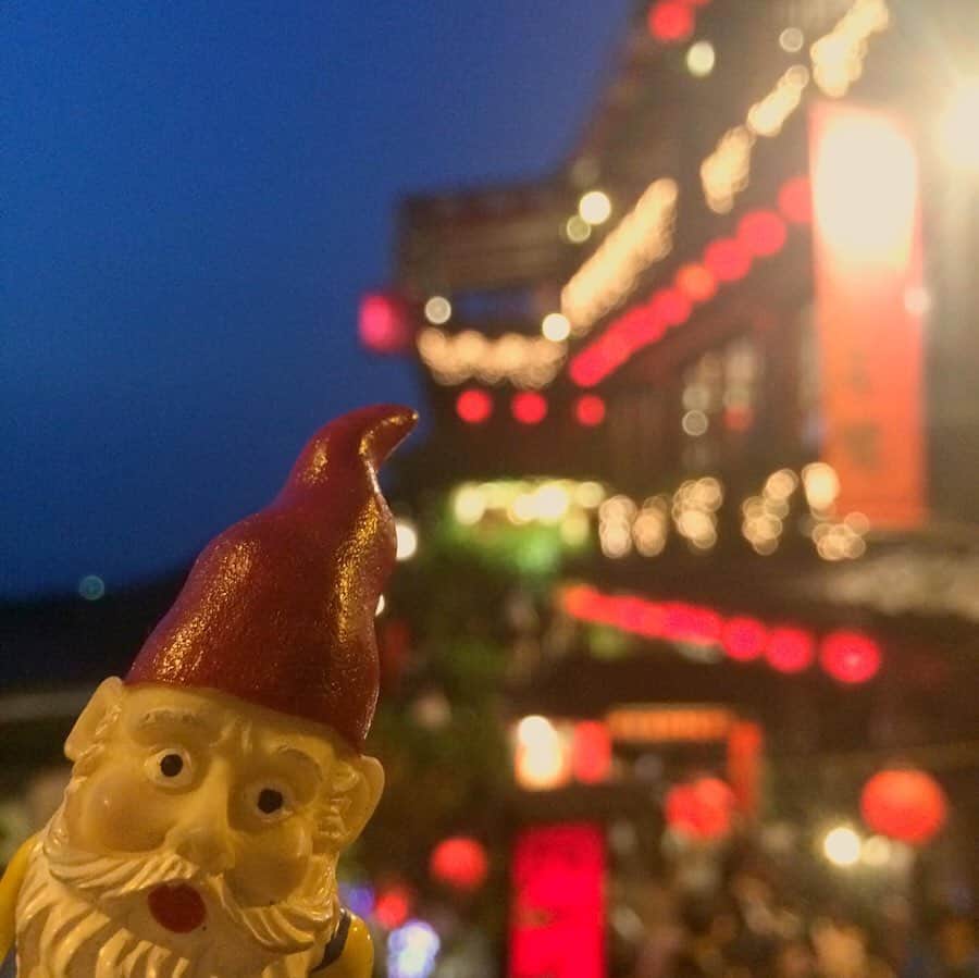 横山エリカのインスタグラム：「Mr. Gnome is in Taiwan indeed🍃He took a trip to Jiufen, a small village in the mountains🎋The red lanterns glow beautifully at night, and it's very much similar to the village in Spirited Away🏮He also visited one of the teahouses and enjoyed multiple cups of tea the Taiwanese way🍵 . . . ノームさん、台湾にいます🍃台北北部の山間に位置する九份へやってきました🎋日が暮れると赤提灯が輝き、「千と千尋の神隠し」のような世界が広がります🏮茶芸館でいただく台湾茶も欠かせません🍵  #gnome #gardengnome #travellinggnome #whereismygnome #worldtraveller #roaminggnome #gnoming #gartenzwerge #freethegnome #missinggnome #amelie #travellingwithoutmoving #whereintheworldismrgnome #taiwan #taipei #jiufen #spiritedaway #ノーム人形 #ガーデンノーム #庭小人 #旅するノーム #旅するガーデンノーム #アメリ #世界旅行 #ひとり旅 #台湾 #台北 #九份 #千と千尋の神隠し」