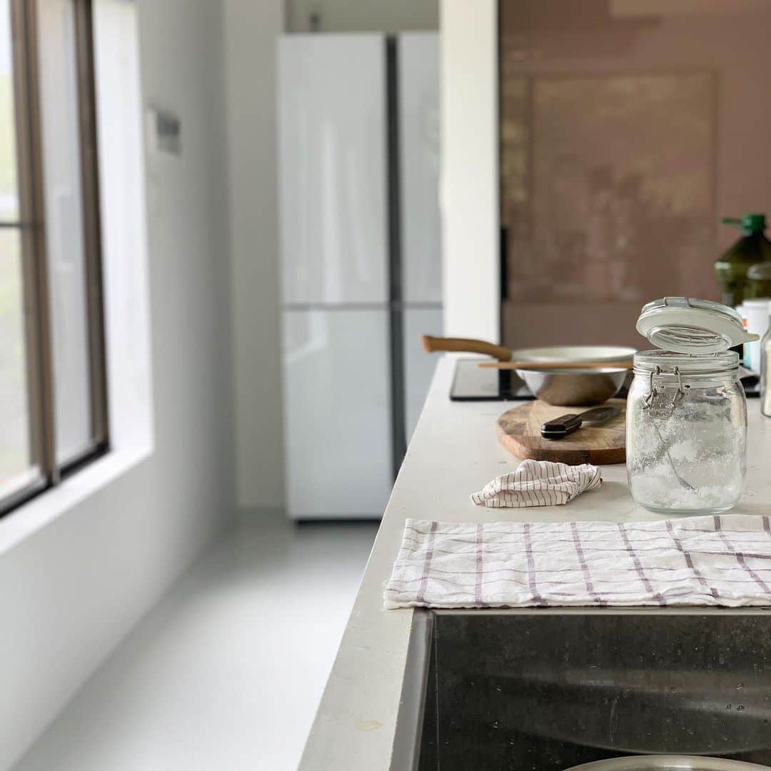 mitsuxmitsu24のインスタグラム：「Sunday cooking 🥘 * * 今日は何作ろうかな。 * * #kitchen #sundaymornings #sundayfunday #stayhome #kitchendesign #livingroom  #キッチン　#造作キッチン  #クッキング #マイホーム」