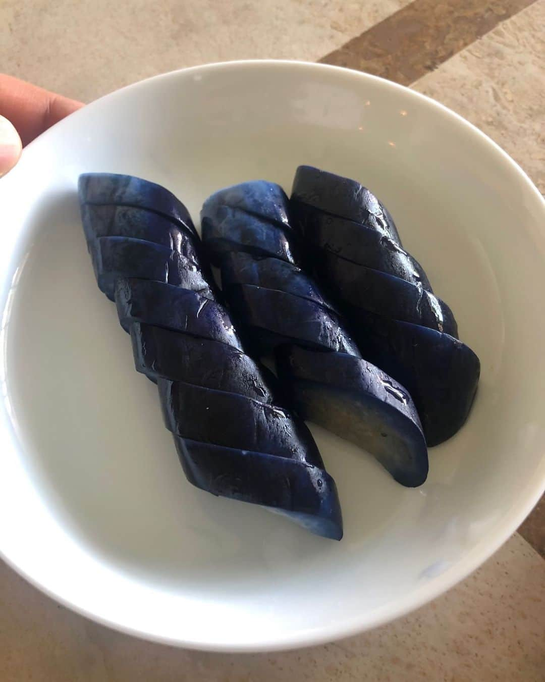 市川海老蔵 （11代目）さんのインスタグラム写真 - (市川海老蔵 （11代目）Instagram)「Eggplants 🍆 Something I never eat during performance period but eggplants are my favorite🍆🍆🍆 so happy. I’d bought them for today.  It has strong scum which gives bad effect on the voice. And melon🍈 too maybe, which I try not to have during stages, also personally I try not to eat bamboo shoots as well😊 Only when I have stage performances... In fact, I love eggplants and melons❤️ But I wonder how many years since I ate eggplants🍆 so much... 7, 8 years? Which means I’ve been doing stages without rest for such a period Ha-Ha  I’m spending this period as a time to fully rest my body and soul😉💚 * 茄子🍆 舞台中は絶対食べない物ですが 大好きな茄子🍆🍆🍆嬉しい。 今日のために買っときました  アクが強いので 声の鳴りが悪くなります。 あとメロン🍈ですかね、 舞台中控えるのは 個人的に竹の子も なるべくやめてます😊 舞台の時だけですが、、 本当は茄子もメロンも大好き❤ でも 茄子こんなに🍆しっかり食べたの、 何年ぶりだろう。。 7.8年？ そのくらい 舞台休みなくやっていたという事ですね笑笑  しっかり体も心も休める時期と 思って私は過ごしてます😉💚 #市川海老蔵 #海老蔵 #成田屋 #歌舞伎 #ABKAI #ABMORI #ebizoichikawa #ebizo #kabuki #thunderparty #theater #theaterarts #actor #japan #classic」5月10日 11時11分 - ebizoichikawa.ebizoichikawa