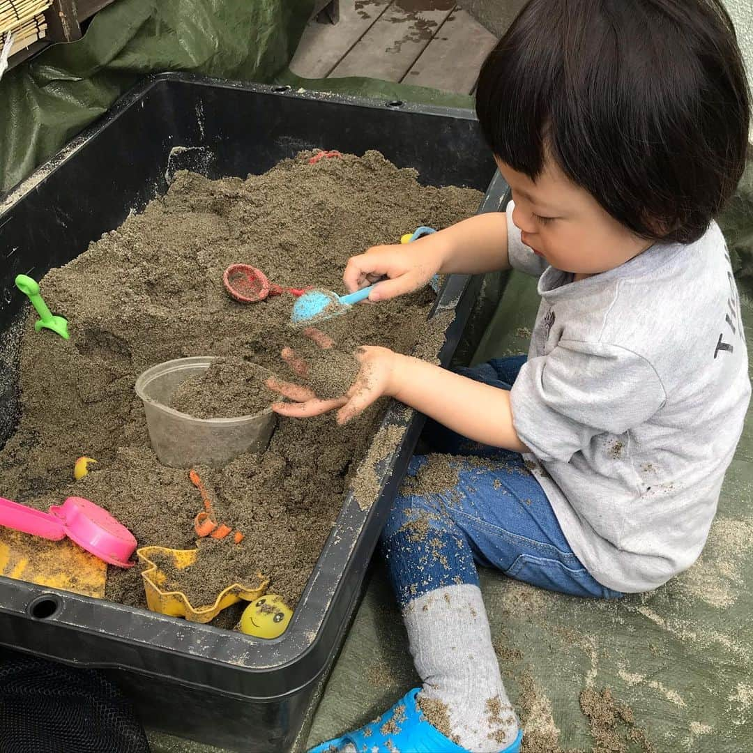 鵜飼孝治さんのインスタグラム写真 - (鵜飼孝治Instagram)「仕事も外にもほぼほぼ出てなくて家族とたくさん過ごす日々。早朝から砂遊びに付き合わされてます。」5月10日 11時12分 - ukachin