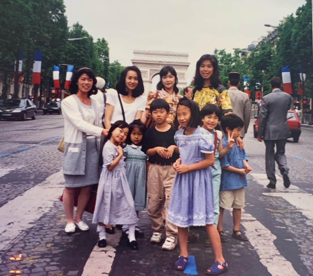 上野智子さんのインスタグラム写真 - (上野智子Instagram)「Happy Mother's Day💐 美しくてお茶目で愛情たっぷりなママが大好きよ。いつもありがとう♡ 写真は25年前のママ。。かわいい♡(いまのわたしの年齢とさほど変わらない)  #母の日 #🇫🇷 #parisiloveyou」5月10日 11時13分 - tomokoueno