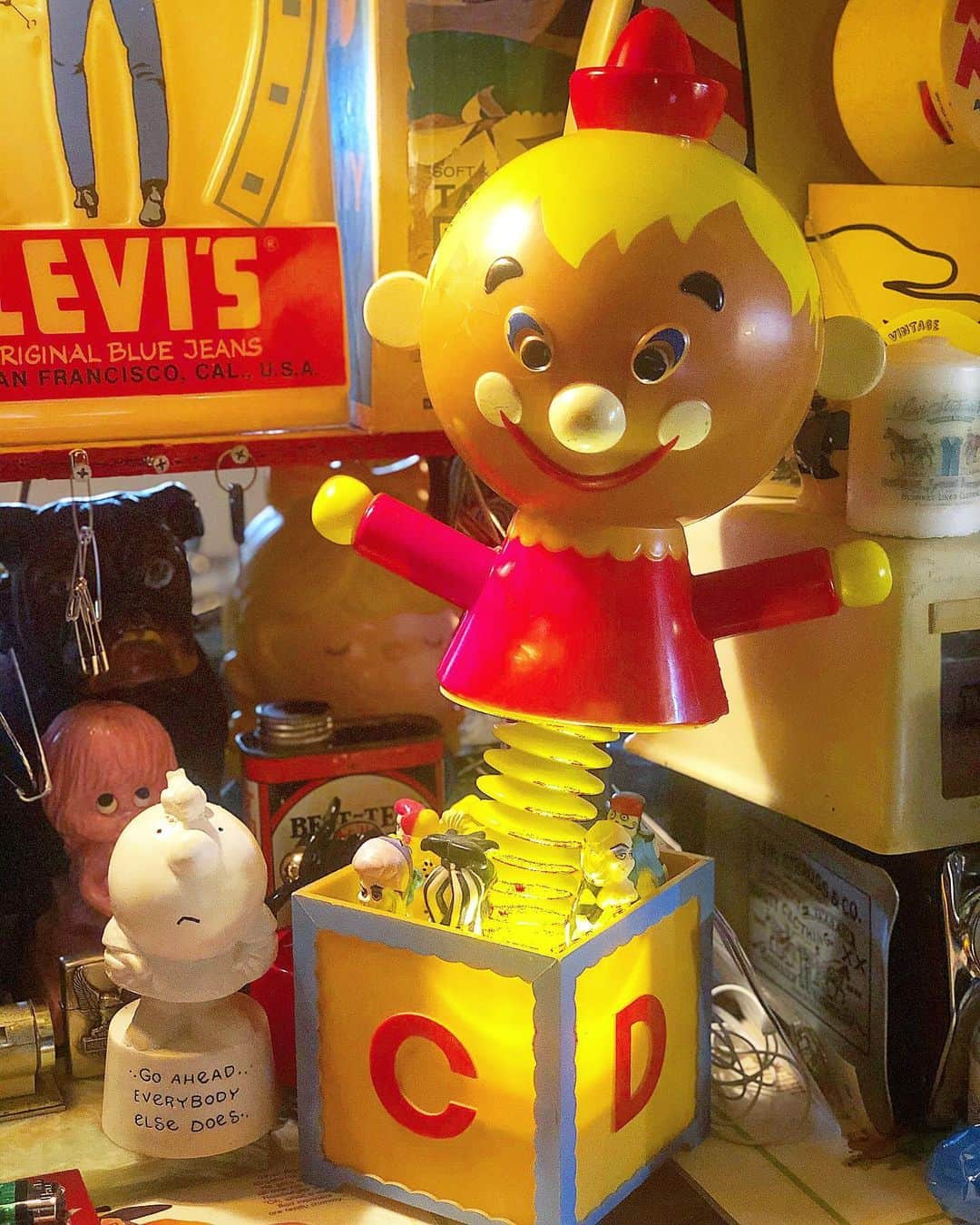 大川知英のインスタグラム：「60's  THE DOLLY TOY COMPANY  Portable Lump🇺🇸ミッキーやプーさん のバルーンやシェードタイプはよくあるが あまり見ないびっくり箱タイプのランプ🤡 ひび割れも多いけどまた歴史を感じれて 箱も顔も光ってまた部屋がクラシックに🚬 #thedollytoycompany #portable#lump #60s#vintage #びっくり箱タイプ #ひび割れは歴史#クラシック#うぴ #amecajiboys#takatsubase#アメトイ部 #YouTube」