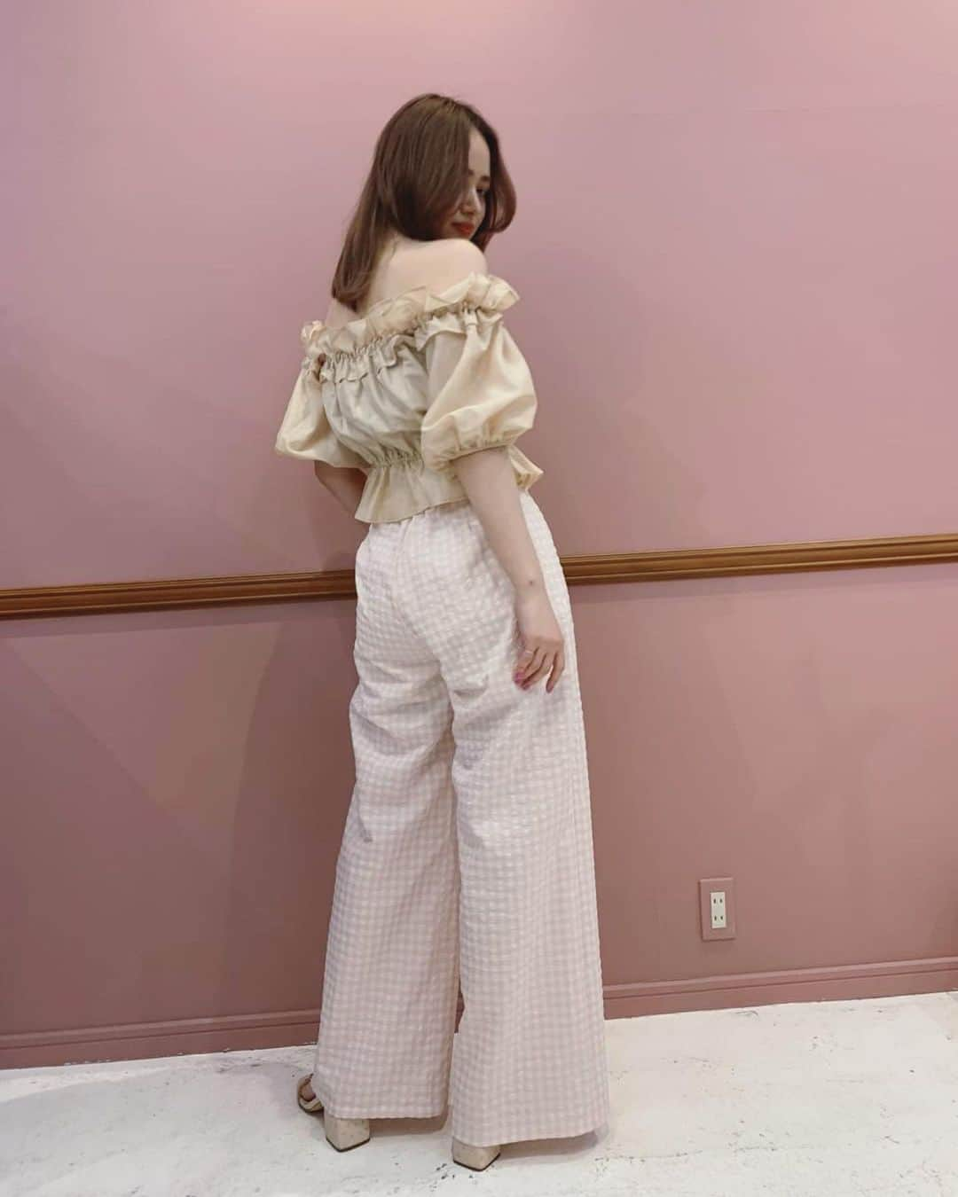 HONEY MI HONEY OFFICIALさんのインスタグラム写真 - (HONEY MI HONEY OFFICIALInstagram)「yellow×pink💖  frill offshoulder blouse grag.yel.pk.bk freesize  ginghamcheck widepants lav.bk freesize  @honeymihoney_official  @honeymihoney_style  #HONEYMIHONEY #表参道 #原宿 #心斎橋 #时尚 #我的最愛 #ハニーミーハニー #tokyo #osaka #outfit #fashion  @ellie_official.jp  #ELLIEjp」5月10日 11時23分 - honeymihoney_official