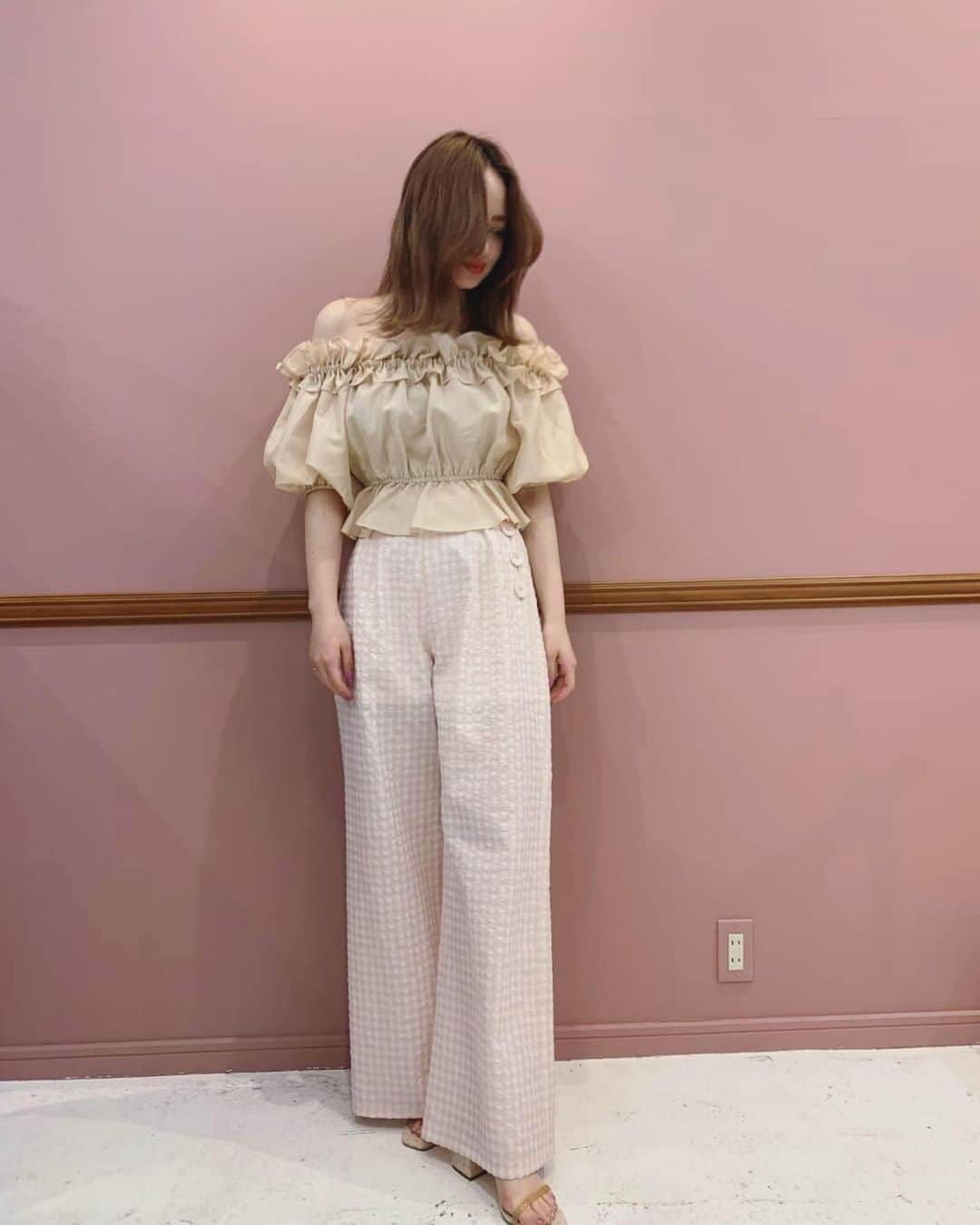 HONEY MI HONEY OFFICIALさんのインスタグラム写真 - (HONEY MI HONEY OFFICIALInstagram)「yellow×pink💖  frill offshoulder blouse grag.yel.pk.bk freesize  ginghamcheck widepants lav.bk freesize  @honeymihoney_official  @honeymihoney_style  #HONEYMIHONEY #表参道 #原宿 #心斎橋 #时尚 #我的最愛 #ハニーミーハニー #tokyo #osaka #outfit #fashion  @ellie_official.jp  #ELLIEjp」5月10日 11時23分 - honeymihoney_official