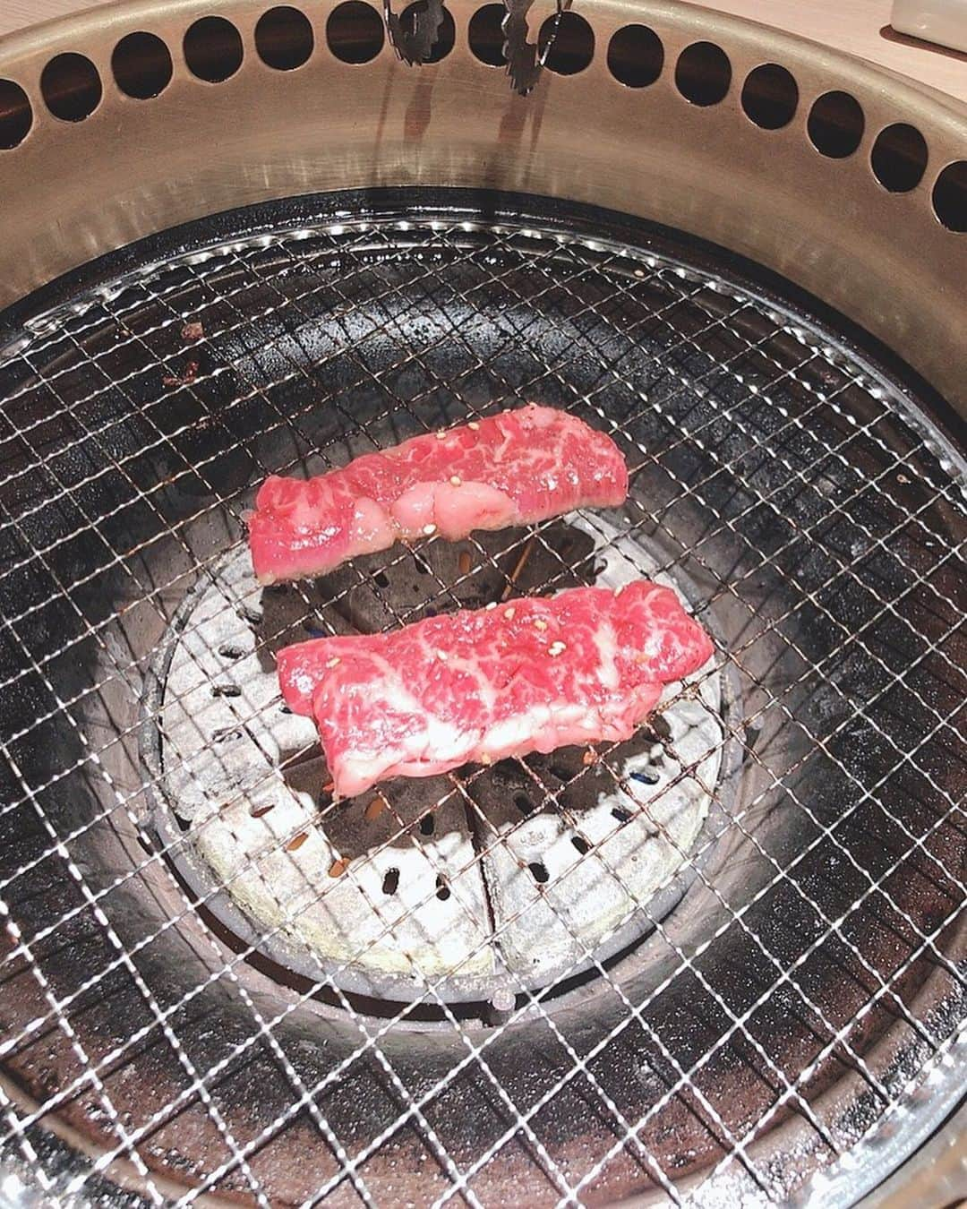 眞木美咲パメラさんのインスタグラム写真 - (眞木美咲パメラInstagram)「🍺 きゅっきゅってビール飲みたいなぁ 落ち着いた時の楽しみリストに入れよっと💗 年明けに渋谷にある七甲山にいったときのだよ お肉全て絶品✨ハラミが特に美味しかった🥩 . Few month ago....✨ I can't wait to go out and drink beer right after this quarantine ends. I put it on my -to do - list.👍🏻 . . . . . .  #七甲山　#todolist  #eatingshow #asmr  #eatingvideo#stayhome  #love #赞#likelike  #粉我#时装#焼肉 #ダイエット #エモボディ#エモルック」5月10日 11時16分 - pamypamypamy