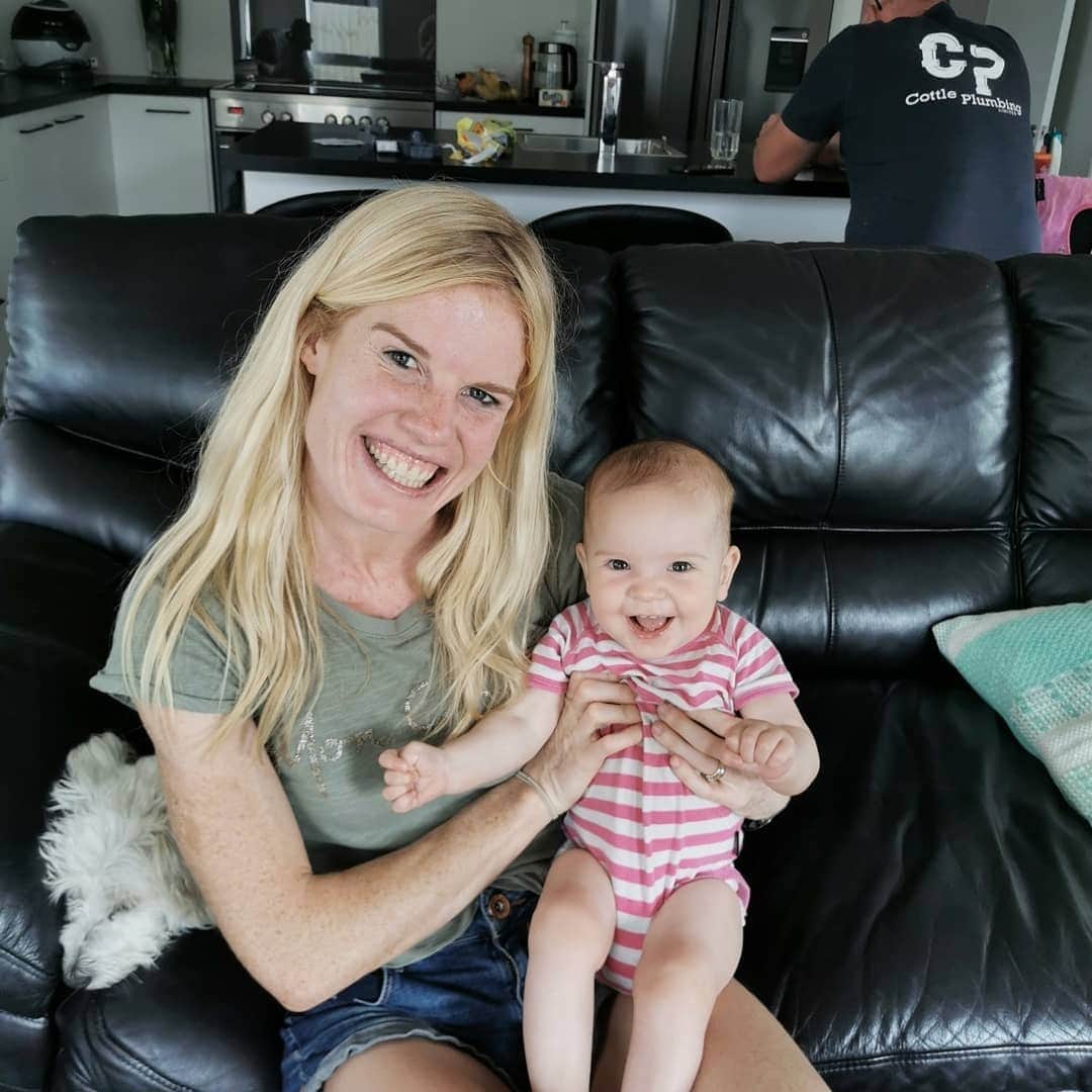 アンジェラ・ペティさんのインスタグラム写真 - (アンジェラ・ペティInstagram)「HAPPY MOTHERS DAY to my incredible Mum, my amazing mother in law and all of the other Mum's out there ♥️ I'm super thankful to be a Mum to our fur baby and Auntie to my 4 adorable nieces and nephews ♥️ First photo from right after my 1500m at Nationals this year and giving my precious Mum and amazing friend a hug ♥️」5月10日 11時20分 - angie_run800m