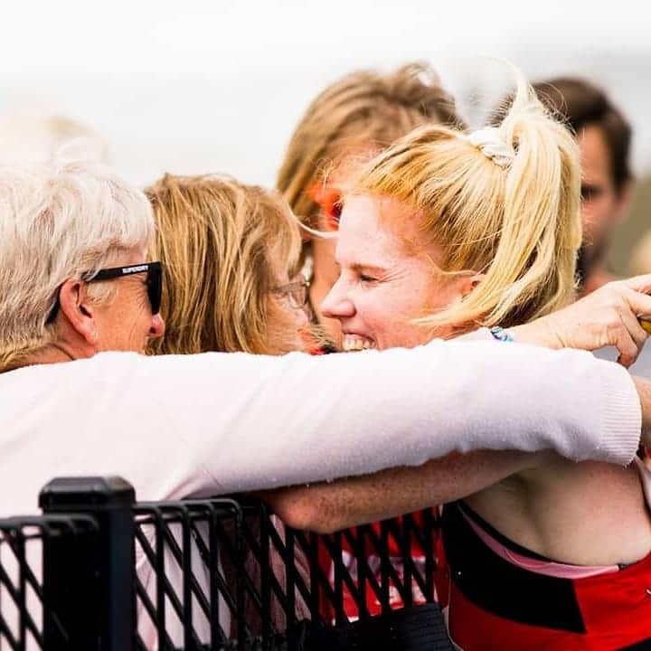アンジェラ・ペティさんのインスタグラム写真 - (アンジェラ・ペティInstagram)「HAPPY MOTHERS DAY to my incredible Mum, my amazing mother in law and all of the other Mum's out there ♥️ I'm super thankful to be a Mum to our fur baby and Auntie to my 4 adorable nieces and nephews ♥️ First photo from right after my 1500m at Nationals this year and giving my precious Mum and amazing friend a hug ♥️」5月10日 11時20分 - angie_run800m