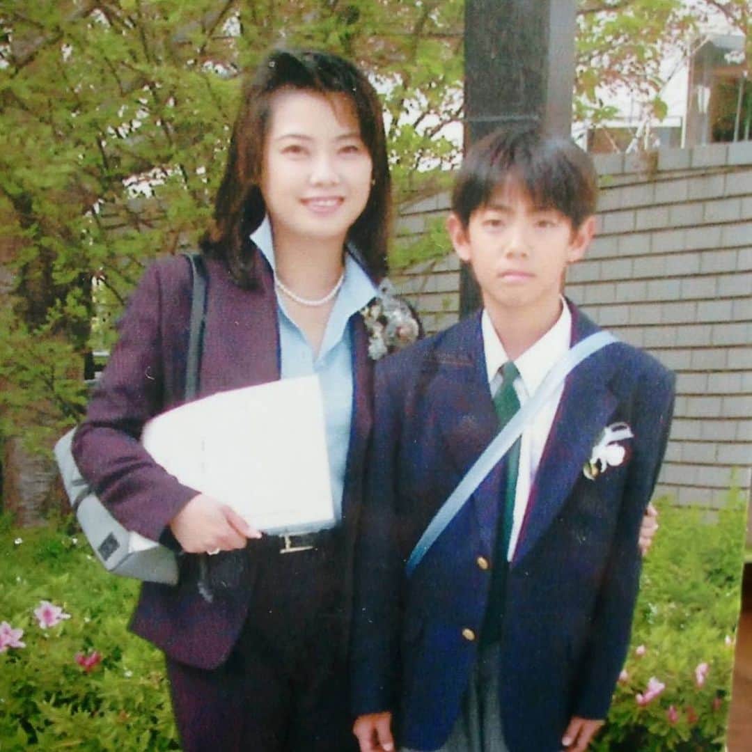 長田成哉のインスタグラム：「小学校低学年の頃のあだ名は 「ゴボウ」で 高学年の頃のあだ名は既に 「おっさん」でした。笑  中学に入学する頃は華奢な自分があんまり好きじゃなくて沢山食べて強い漢になりたい。と日々願っている時期でしたね。笑 バスケ部に入ってかなり変わりましたね。 シュートセンスとか無かったんで ディフェンスを死ぬほど頑張って レギュラーになりました。 「オフェンスのセンスは、持ってる物が如実に出てしまうけど、ディフェンスは努力次第で必ず補える」と、顧問の先生が言っていました。 高校の時にはキャプテンになりましたが、相変わらずバスケのセンスは開花せず 「キャプテンキャラ」で任命されたもんで、自分より上手いヤツに言うことを聞いてもらう事の難しさに当時は日々葛藤していました。 今、この仕事をしていても同じ事だなと実感しています。 「攻めるディフェンス」で芝居している気がしますね。 「上手い人からどうやってボールをスティール出来るか」 これが自分の全てだと 思ってます。  コロナウイルスのせいで こんな事ばっか考えてて嫌になるよ。笑  やりたい仕事をさせて貰えて 応援してくれて 丈夫なヒューマンに育ててくれてありがとう。オカン。  #オカンの日 #母の日」