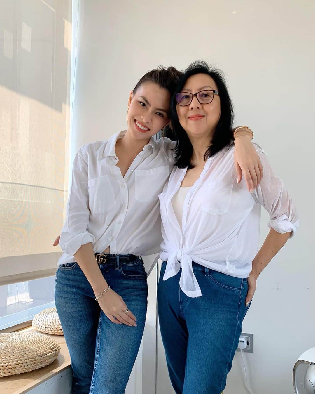 ソニアのインスタグラム：「To the coolest mummy ever: Happy Mother’s Day! I’m so lucky to have a relationship like ours - we can talk about anything and do everything together, so this is a compilation of some things we’ve done starting with - . 1) Twinning (I’m so sure you copied me but this is def an unpopular opinion to you 🤣) . 2) Sunset sail in Switzerland - this was in December last year when I took the fam for a holiday in Europe and everyday was a fashion show for my mom 🤪  3) Concert night! We watched Boyz II Men HAHHAHA I like their songs k . 4) Our first time in an airline lounge together so of course we had to grab some champagne and snap a shot 🥂  Give her a follow @momma_chew I promise you it’s hours of entertainment there... 🤣 I love you mom! . To all mothers out there - including moms to be, dog moms, godmothers and more... Happy Mother’s Day to you too! Sending you lots of love 🦋」