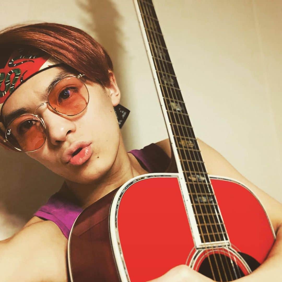 Travis Japan（トラジャ）さんのインスタグラム写真 - (Travis Japan（トラジャ）Instagram)「﻿ どうも。松倉海斗です。﻿ 僕の愛用品を紹介します。﻿ 僕の愛してやまない相棒﻿ 赤いアコースティックギター。﻿ 最近仲間入りを果たした﻿ ピンクのエレキギター。﻿ 最近は毎日ギターの練習をしたり﻿ 音楽の知識や歴史を勉強しています。﻿ 音楽最高だぜ。﻿ 😎🤘🎸🕺🛸🥞🔮﻿ ﻿ Hey it’s Matsukura Kaito﻿ Let me introduce to you my favorite items.﻿ My favorite item is this red acoustic guitar.﻿ And this pink electric guitar that recently joined my collection.﻿ Recently I’ve been practicing playing the guitar and studying the history and facts about music.﻿ Music is awesome﻿ 😎🤘🎸🕺🛸🥞🔮﻿ ﻿ #トラジャ愛用品リレー﻿ #Johnnys﻿ #TravisJapan﻿ #宮近海斗 #KaitoMiyachika﻿ #中村海人 #KaitoNakamura﻿ #七五三掛龍也 #RyuyaShimekake﻿ #川島如恵留 #NoelKawashima ﻿ #吉澤閑也 #ShizuyaYoshizawa ﻿ #松田元太 #GentaMatsuda ﻿ #松倉海斗 #KaitoMatsukura」5月10日 11時30分 - travis_japan_official