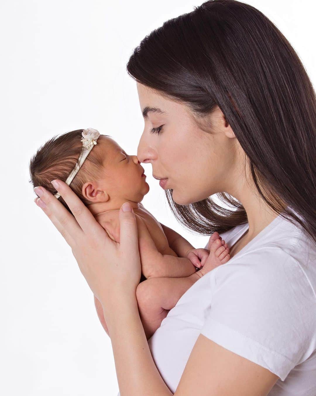 ムスタファ・アミニのインスタグラム：「Happy 1st Mother’s Day Natalie... I use to think being a mother was easy, Wow I was wrong it’s tough and a FULL time job like no other 24/7 even when sleeping. So thankyou for being tough and giving love and showing strength for our lil princess Vienna. To the world your her mother but to her & me your our world. We love you 👨‍👩‍👧❤️😘🌹#mothersday #superwoman」