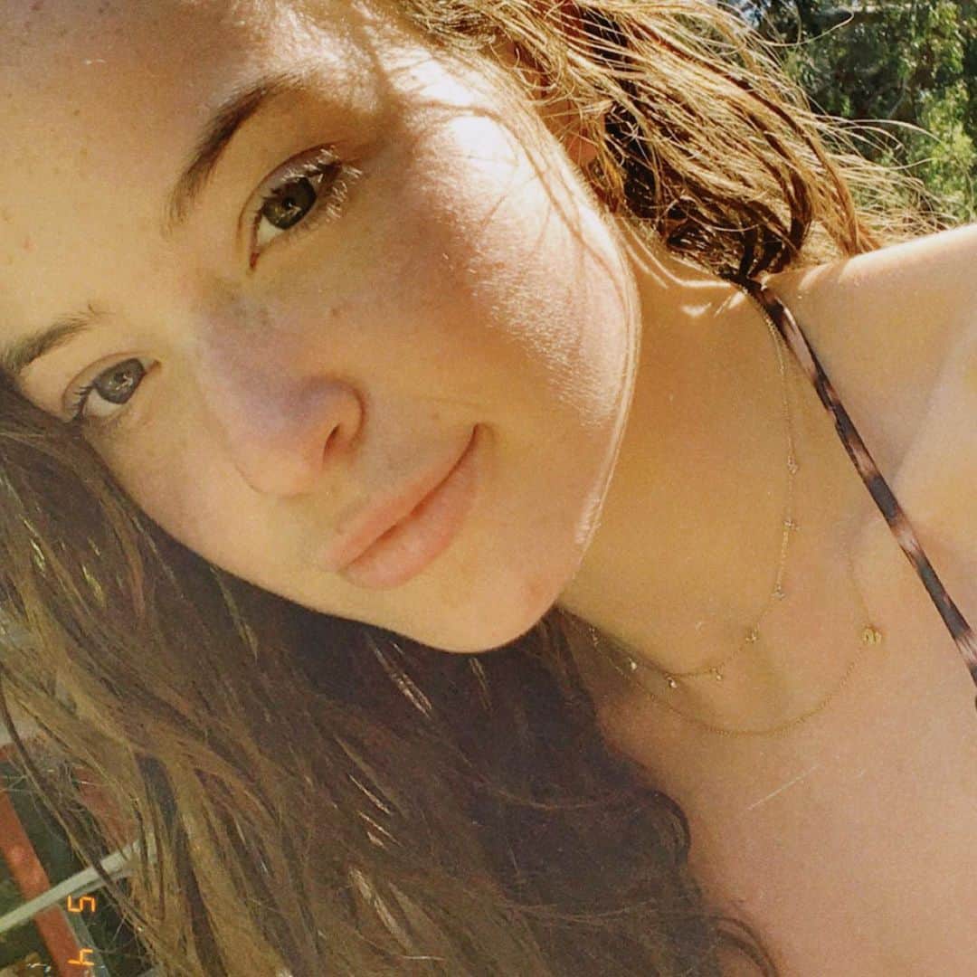 ジェニファー・グレイのインスタグラム：「this mother’s day is particularly poignant, it’s my last mother’s day with my beautiful daughter before she goes off to college. @tulaneu you best be ready!!! @stellagregg is my ❤️the most beautiful soul, a spirit that would make champagne jealous. watching her traverse the perilous cliffs of high school and explode into her power, her wicked intelligence, hilarious goofiness, because she can’t help herself! her depth and perseverance, to get everything there was to get out of these years. self directed with drive, integrity and grit. along with her posse of extraordinary friends who mean the world to her, and to watch them all deal with the unprecedented  chaos and uncertainty that has eclipsed this moment in time, with such grace and equanimity. in the face of everything they’d worked so hard toward to be suddenly lost. their prom, graduation, long anticipated senior traditions, and mostly to lose their glorious last days, the end of this chapter with the sisters they grew up with. it’s probably the most real and useful lesson: this moment is all that is real. we can plan and work hard and do everything in our power to excel, and the gift is in that. to go forth blazing and trust that more will be revealed. so proud of you, my angel. who you are is a gift to the world, but i’m the only one who gets to be your mom. 👑🦋🌈💞#tulane #goforth #girlsonfire🔥 #girlpower #trusttheprocess #motherlove #mothersday #stellagregg  #classof2020 #embraceuncertainly」