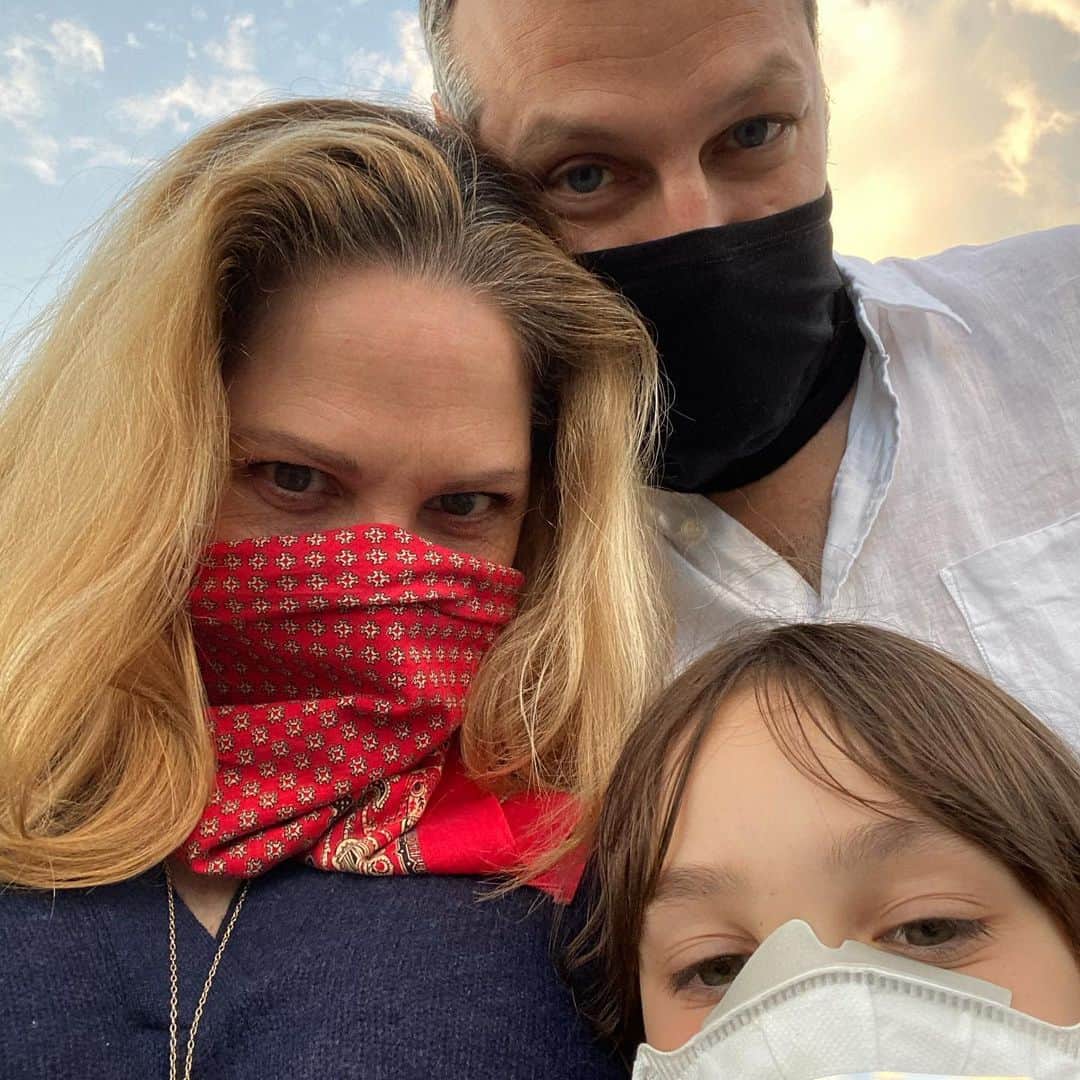 メアリー・マコーマックのインスタグラム：「The eyes have it. #wearamask #wereinthistogether」
