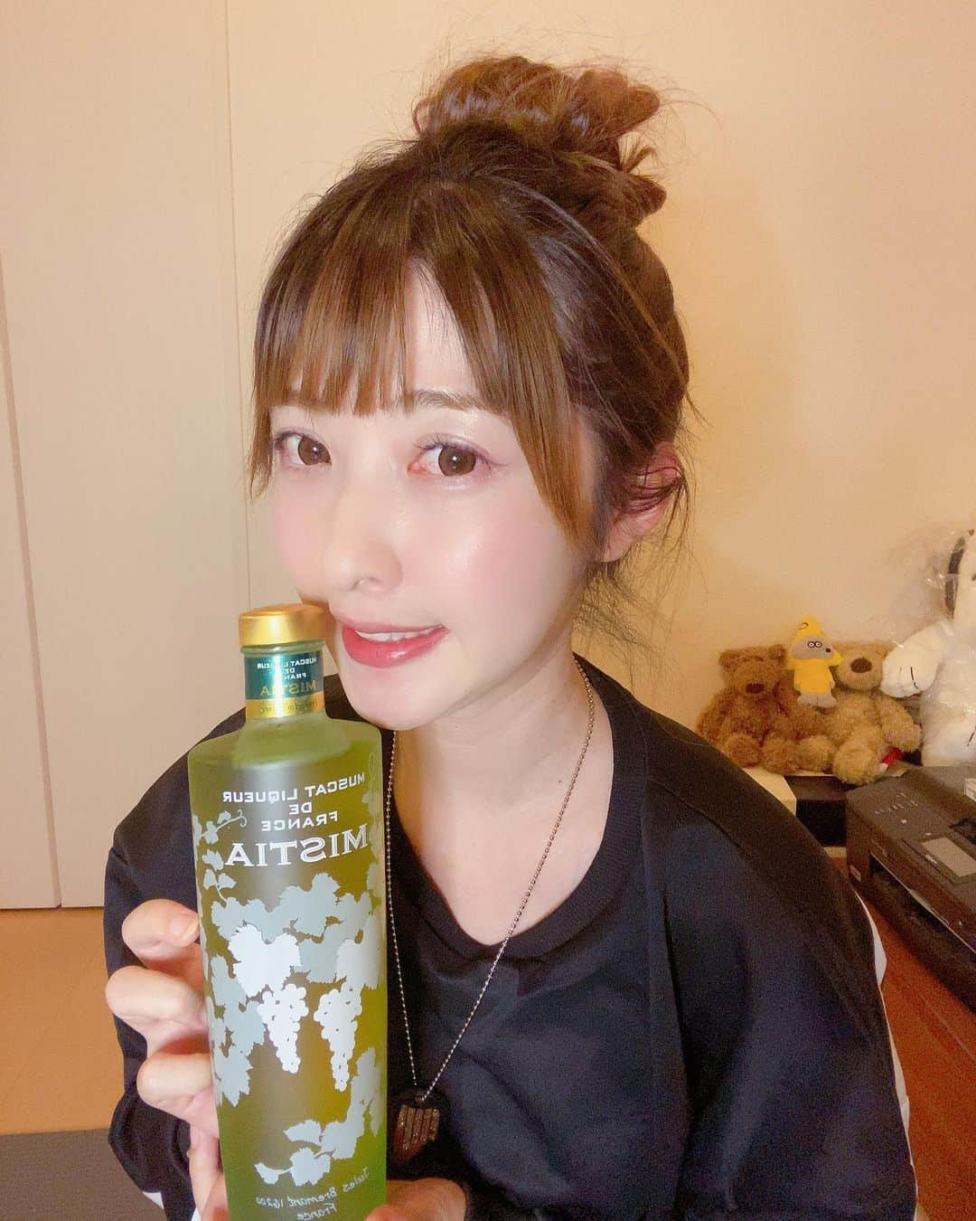 雨宮奈生さんのインスタグラム写真 - (雨宮奈生Instagram)「昨日オンラインオフ会でした！ 最近はお酒が飲める！そして気づいたわたしの新しい趣味は #カクテル作り であります！  本日は母の日、もう先週お花送ってしまったが電話でもしてみよかな  #雨宮奈生  #グラビアアイドル #グラドル #フォローしてね #ほろ酔い #カクテル #バンケット #ミスティア #お嬢のおだんごちゃん #おうち時間  #ootd #portrait #model #gravure #idol #japanesegirl #photooftheday #followme #follow #muscat」5月10日 11時33分 - naoamamiya