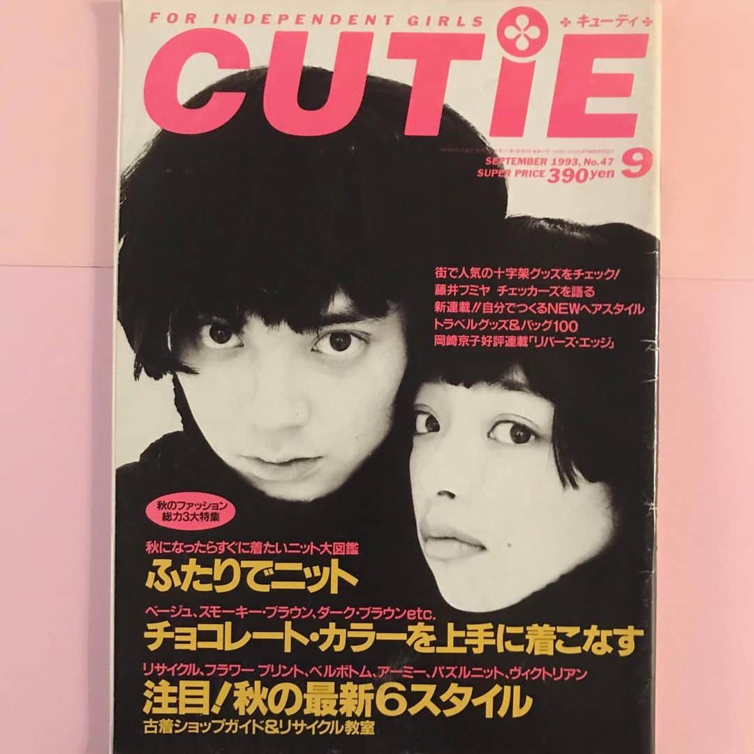 竹村真奈のインスタグラム：「#bookcoverchallenge . ブックカバーチャレンジ5日目は 『CUTiE』史上、一番好きな表紙。 小山田圭吾さんと市川実和子さんという最強コンビネーションがツボでした。双子みたいなヘアスタイルが可愛い🥰 . 今回久しぶりに読み返してみると、 目次に「藤井フミヤ　チェッカーズ を語る」の文字！ これは読みたい！と読もうとしたら、そこだけきれいに切り抜かれてた…当時お気に入りスクラップブックをつくっていた自分を恨む…。 . バトンは、雑誌『Girlie』をつくっている頃に出会ったオモムロニ。さんにパスします！ オモムロニさん。の絶妙なセンスが好きすぎます😉 @omomuroni . 📕7日間のブックカバーチャレンジとは📘 読書文化の普及に貢献するためのチャレンジです。参加方法は「好きな本を1日1冊、7日間投稿する」というもの。ルールは「本についての説明はナシで表紙画像だけアップする」。毎日1人のFB、Instagramの友達を招待してこのチャレンジに参加していただくようお願いします。 . #ブックカバーチャレンジ #7daysbookcoverchallenge #小山田圭吾 #市川実和子 #フリッパーズギター #コーネリアス #90s」