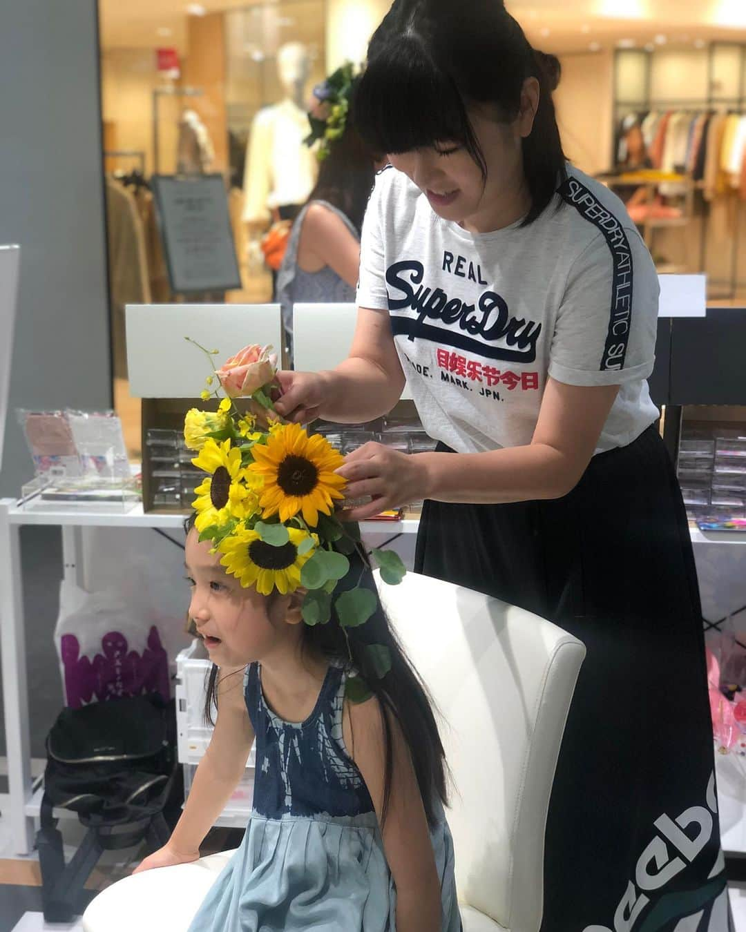 丸山悠美さんのインスタグラム写真 - (丸山悠美Instagram)「今日は母の日ですね。﻿ 写真は昨年の夏の花衣。懐かしい🌿﻿ ﻿ 昨日は インスタライブで﻿ Flower artistの清和千尋さん ﻿ @hanagoromo_luna_fleuge﻿ @chihiro_seiwa と﻿ フラワーアレンジメントを作ろう！企画﻿ ﻿  見て下さった皆様、ありがとうございました！﻿ ﻿ 自宅で簡単にアレンジメントが作れました✨﻿ 娘もお花に目覚め？！家の中も華やかに☺️﻿ ﻿ 清和さんとお話していると、やっぱり楽しい♡﻿ ありがとうございました♡﻿ ﻿ #おうち時間 #フラワーアレンジメント #花衣 #LunaFleuge #生花  #ヘアアレンジ #flowerstagram #flower #花 #花のある暮らし #bouquet #happy #花が好きな人と繋がりたい #instagood #outfits  #こどものいる暮らし #ママ #親子 #母の日 #mothersday」5月10日 11時54分 - maruyumi