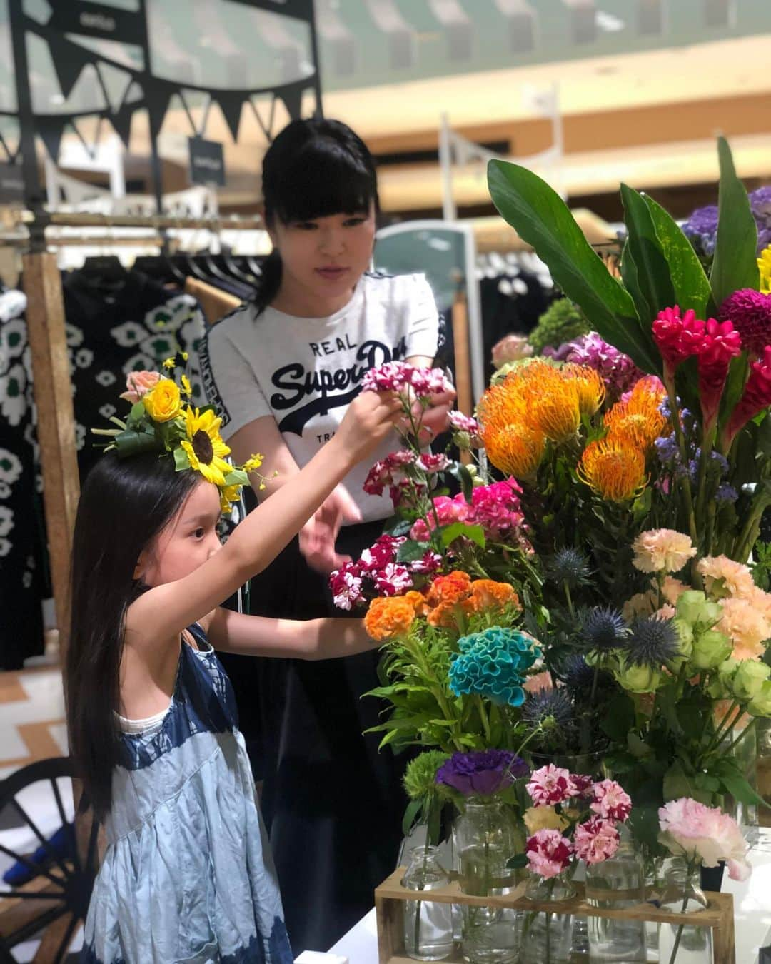 丸山悠美さんのインスタグラム写真 - (丸山悠美Instagram)「今日は母の日ですね。﻿ 写真は昨年の夏の花衣。懐かしい🌿﻿ ﻿ 昨日は インスタライブで﻿ Flower artistの清和千尋さん ﻿ @hanagoromo_luna_fleuge﻿ @chihiro_seiwa と﻿ フラワーアレンジメントを作ろう！企画﻿ ﻿  見て下さった皆様、ありがとうございました！﻿ ﻿ 自宅で簡単にアレンジメントが作れました✨﻿ 娘もお花に目覚め？！家の中も華やかに☺️﻿ ﻿ 清和さんとお話していると、やっぱり楽しい♡﻿ ありがとうございました♡﻿ ﻿ #おうち時間 #フラワーアレンジメント #花衣 #LunaFleuge #生花  #ヘアアレンジ #flowerstagram #flower #花 #花のある暮らし #bouquet #happy #花が好きな人と繋がりたい #instagood #outfits  #こどものいる暮らし #ママ #親子 #母の日 #mothersday」5月10日 11時54分 - maruyumi