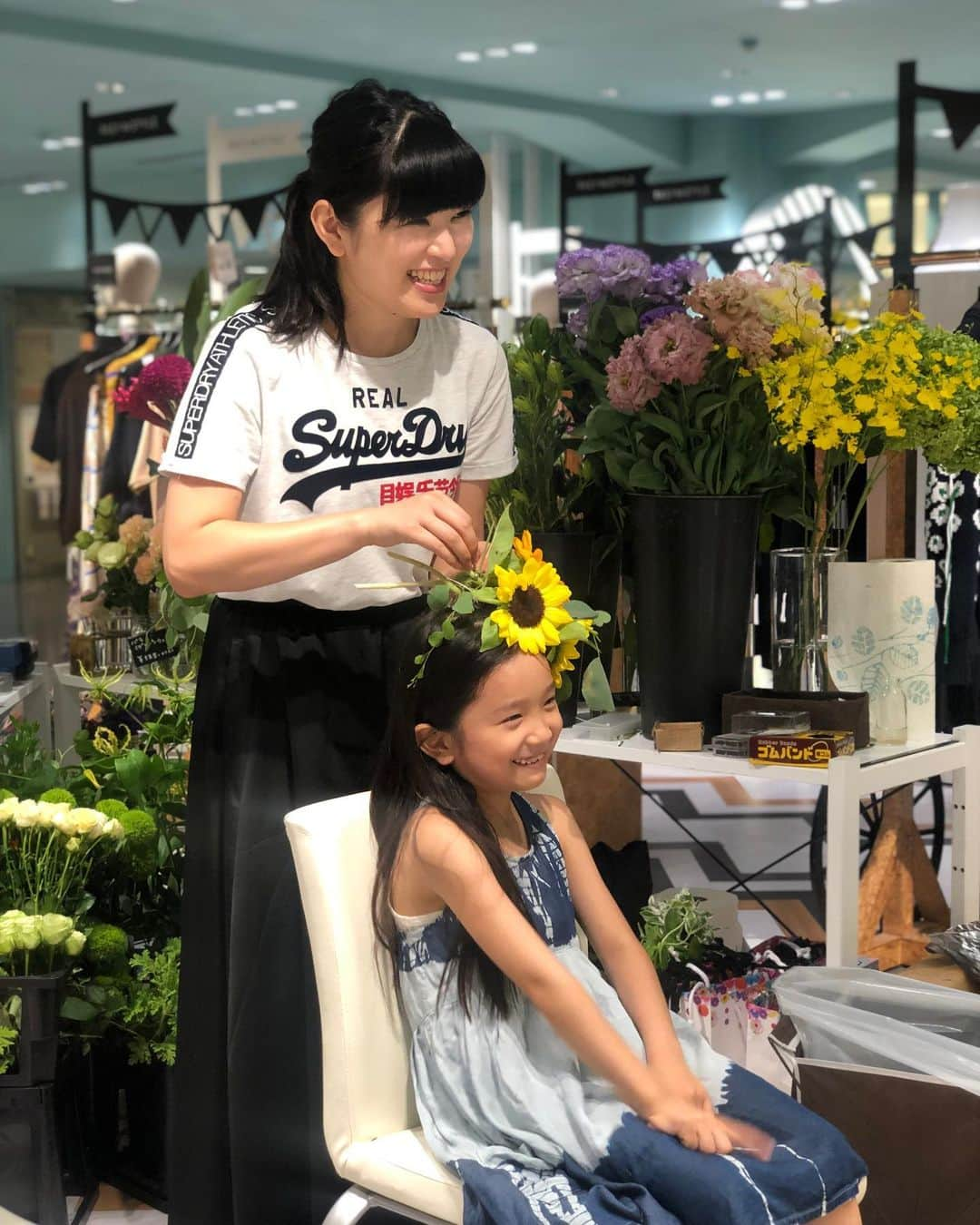 丸山悠美さんのインスタグラム写真 - (丸山悠美Instagram)「今日は母の日ですね。﻿ 写真は昨年の夏の花衣。懐かしい🌿﻿ ﻿ 昨日は インスタライブで﻿ Flower artistの清和千尋さん ﻿ @hanagoromo_luna_fleuge﻿ @chihiro_seiwa と﻿ フラワーアレンジメントを作ろう！企画﻿ ﻿  見て下さった皆様、ありがとうございました！﻿ ﻿ 自宅で簡単にアレンジメントが作れました✨﻿ 娘もお花に目覚め？！家の中も華やかに☺️﻿ ﻿ 清和さんとお話していると、やっぱり楽しい♡﻿ ありがとうございました♡﻿ ﻿ #おうち時間 #フラワーアレンジメント #花衣 #LunaFleuge #生花  #ヘアアレンジ #flowerstagram #flower #花 #花のある暮らし #bouquet #happy #花が好きな人と繋がりたい #instagood #outfits  #こどものいる暮らし #ママ #親子 #母の日 #mothersday」5月10日 11時54分 - maruyumi