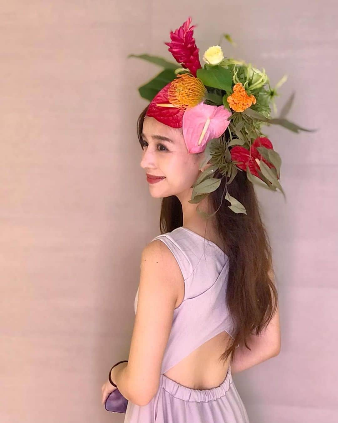 丸山悠美さんのインスタグラム写真 - (丸山悠美Instagram)「今日は母の日ですね。﻿ 写真は昨年の夏の花衣。懐かしい🌿﻿ ﻿ 昨日は インスタライブで﻿ Flower artistの清和千尋さん ﻿ @hanagoromo_luna_fleuge﻿ @chihiro_seiwa と﻿ フラワーアレンジメントを作ろう！企画﻿ ﻿  見て下さった皆様、ありがとうございました！﻿ ﻿ 自宅で簡単にアレンジメントが作れました✨﻿ 娘もお花に目覚め？！家の中も華やかに☺️﻿ ﻿ 清和さんとお話していると、やっぱり楽しい♡﻿ ありがとうございました♡﻿ ﻿ #おうち時間 #フラワーアレンジメント #花衣 #LunaFleuge #生花  #ヘアアレンジ #flowerstagram #flower #花 #花のある暮らし #bouquet #happy #花が好きな人と繋がりたい #instagood #outfits  #こどものいる暮らし #ママ #親子 #母の日 #mothersday」5月10日 11時54分 - maruyumi